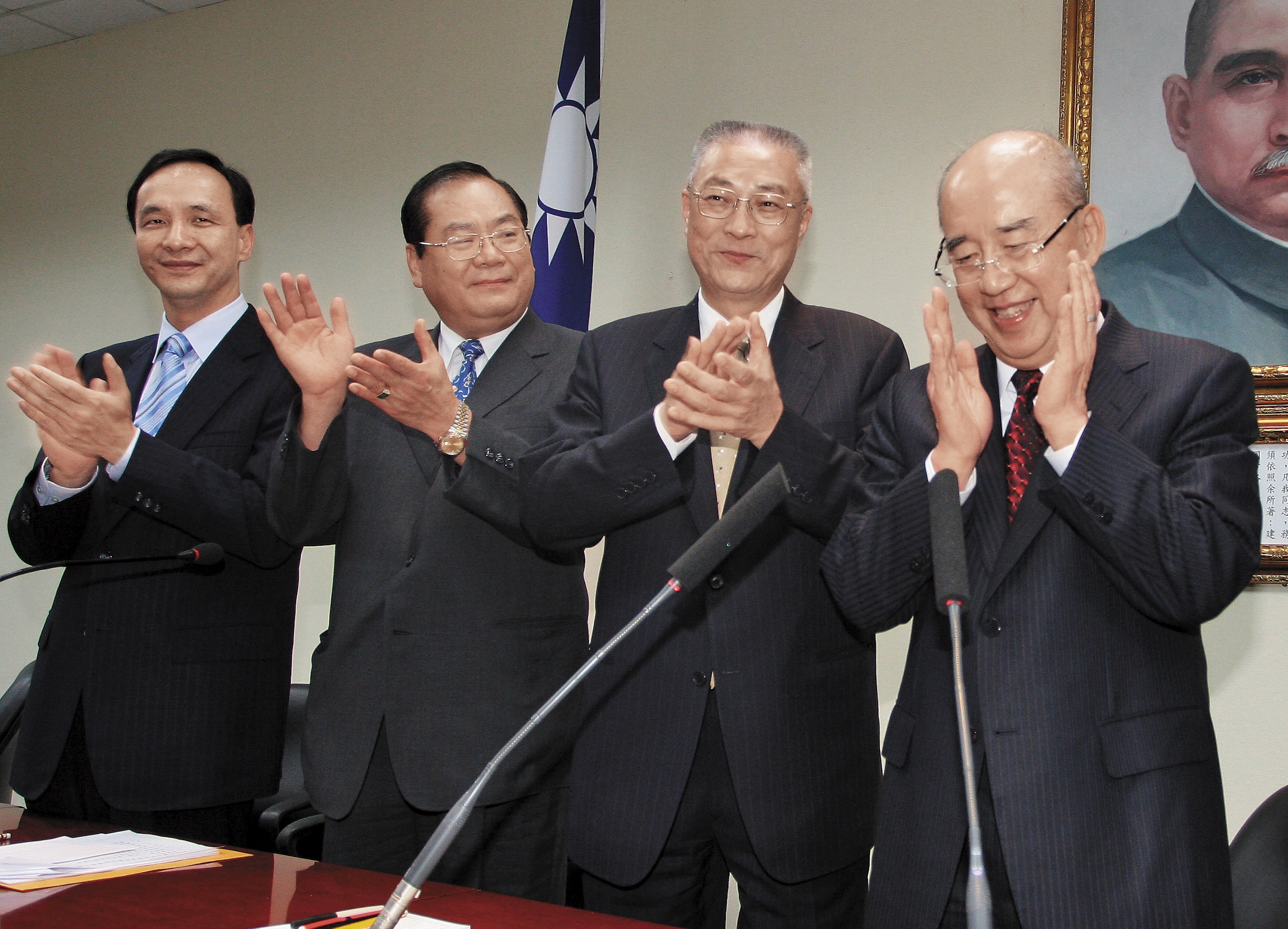 朱吳恩怨始於朱擔任副手卻被外放選新北市長。吳駁斥，並說是給朱表現空間，讓親朱人士深感不滿。