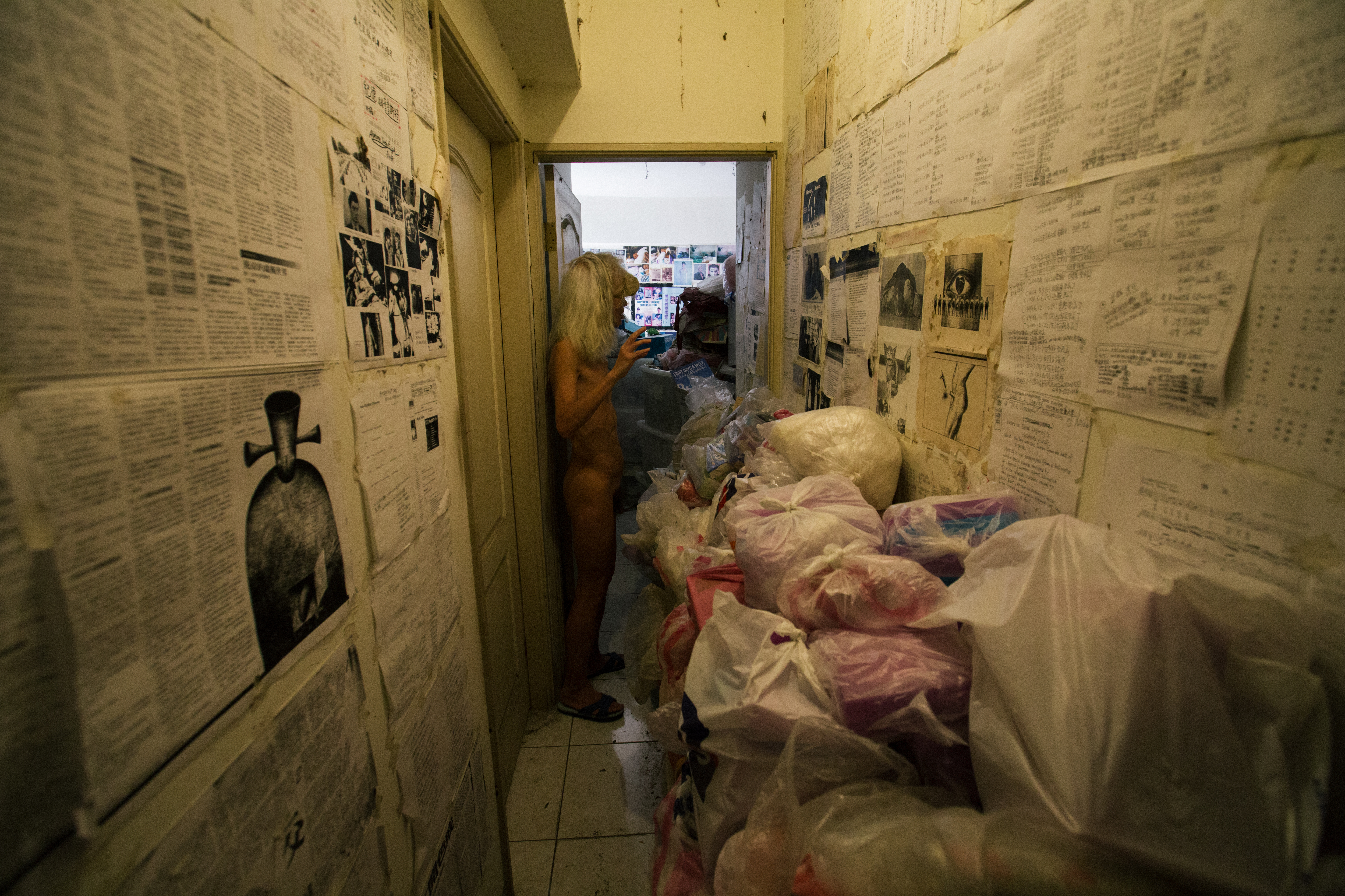 李幼鸚鵡鵪鶉的家中堆滿報紙、書、DVD和食物原本狹窄的走廊顯得更擁擠。
