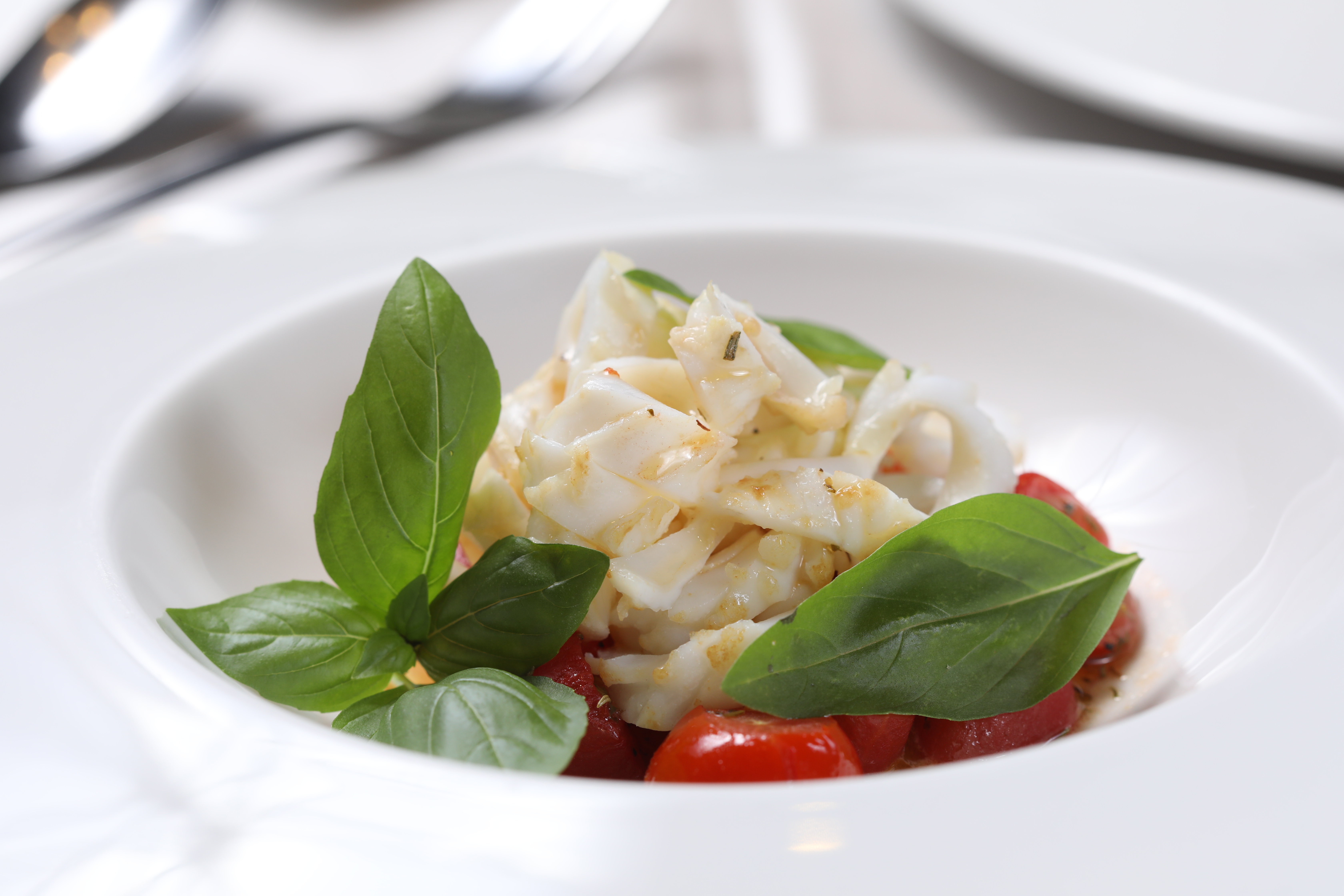 「溫熱墨魚番茄沙拉」中的墨魚，中醫認為可改善腎虛引起的腰痠腰疼、四肢麻木、經血量少等症狀。（400元／份）