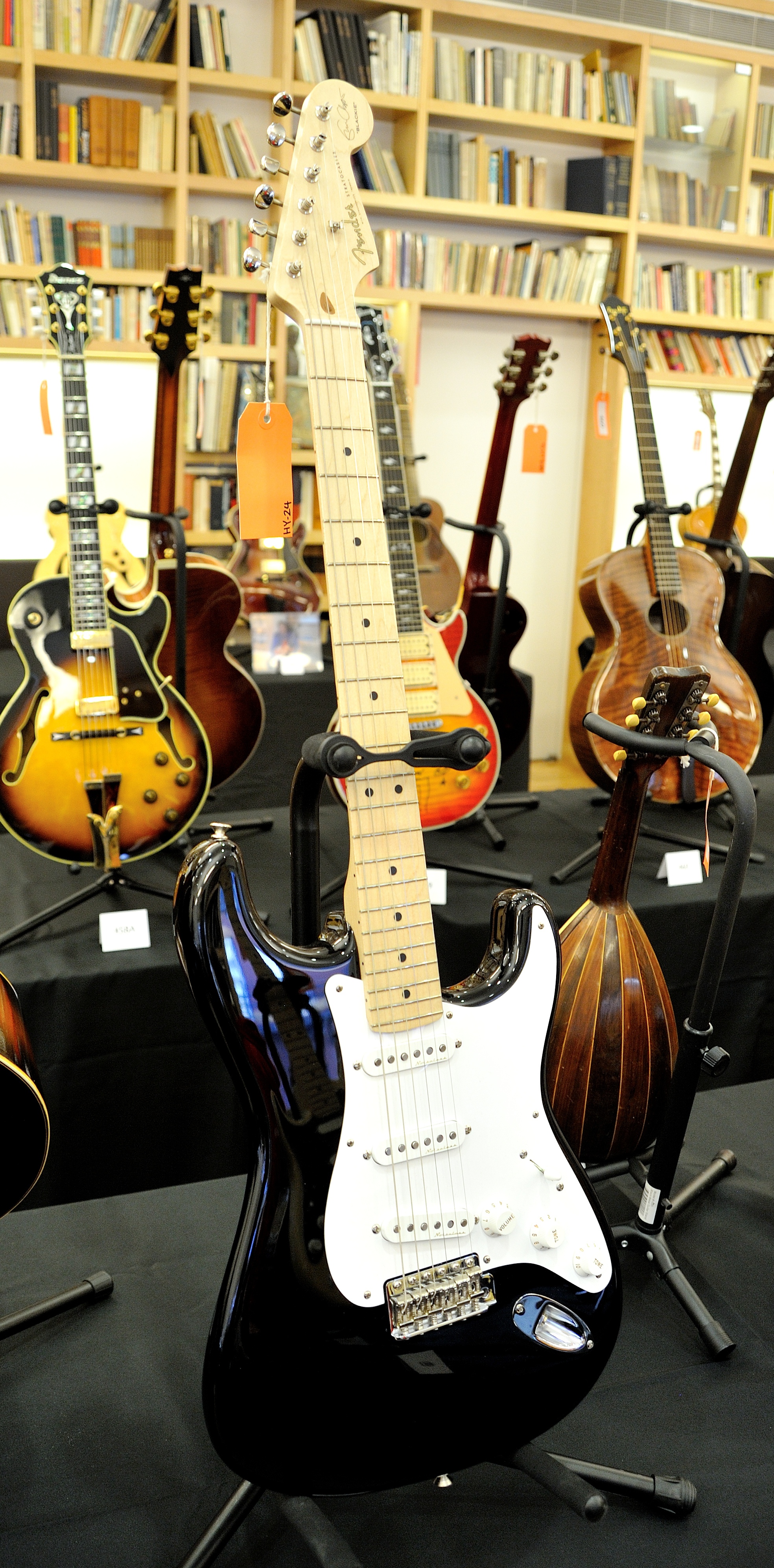 「吉他之神」克萊普頓(Eric Clapton)曾激勵不少年輕人，揹起吉他，做起了音樂大夢。圖為2016年紐約一場名人電吉他拍賣會，圖中為克萊普頓使用過的吉他。(東方IC)