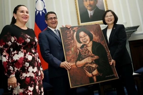 去年10月宏國總統費南德茲來台參加國慶活動，與蔡總統相互贈禮。