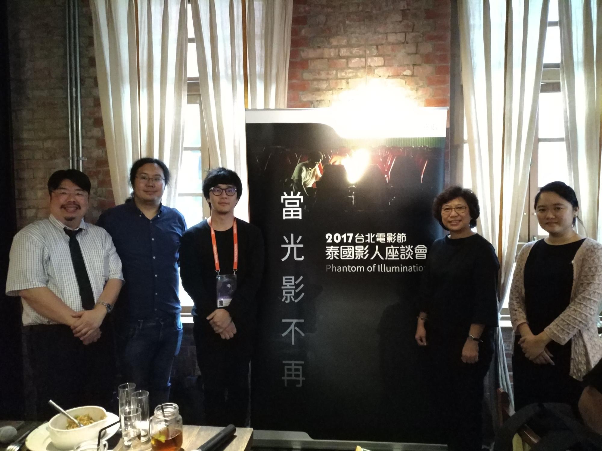 瓦塔那蓬(左三黑衣)是泰國新銳導演,與製片等人來台參與台北電影節。(聯想行銷提供)