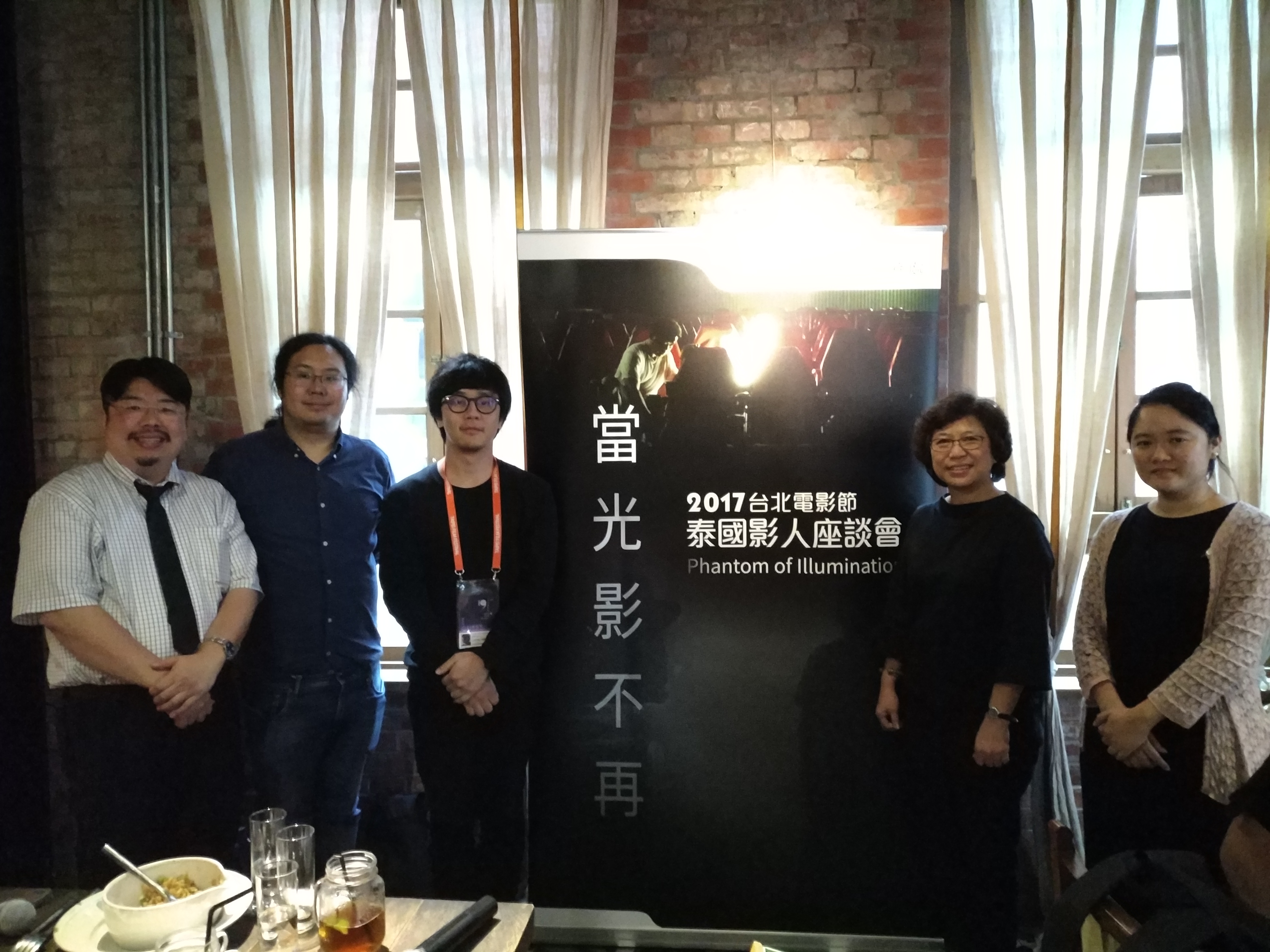 瓦塔那蓬（左三黑衣）是泰國新銳導演，與製片等人來台參與台北電影節。（聯想行銷提供）