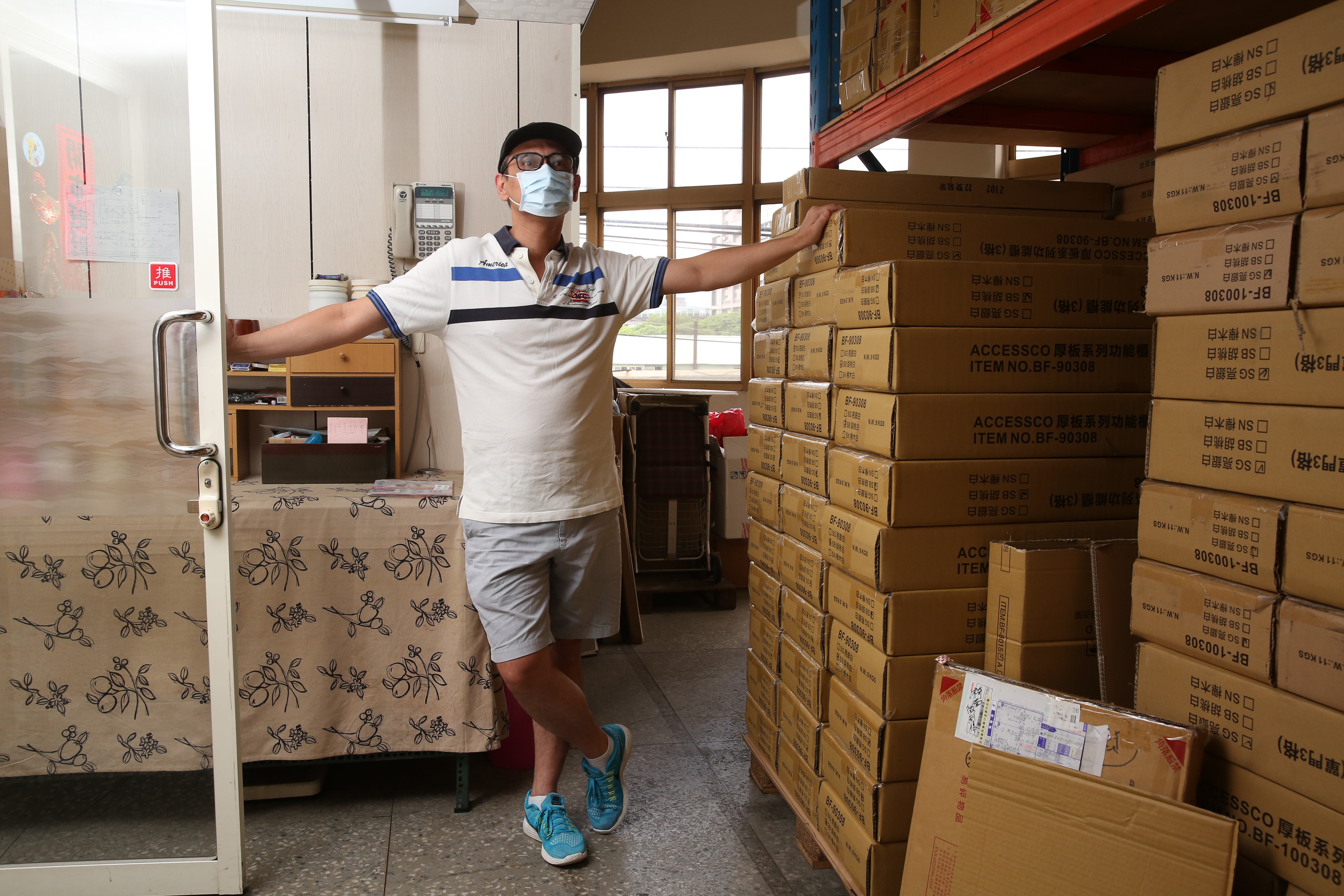 PChome片面更改合約，供應商抱怨是不平等條約，引發反彈聲浪。圖為供應商楊先生的倉庫。