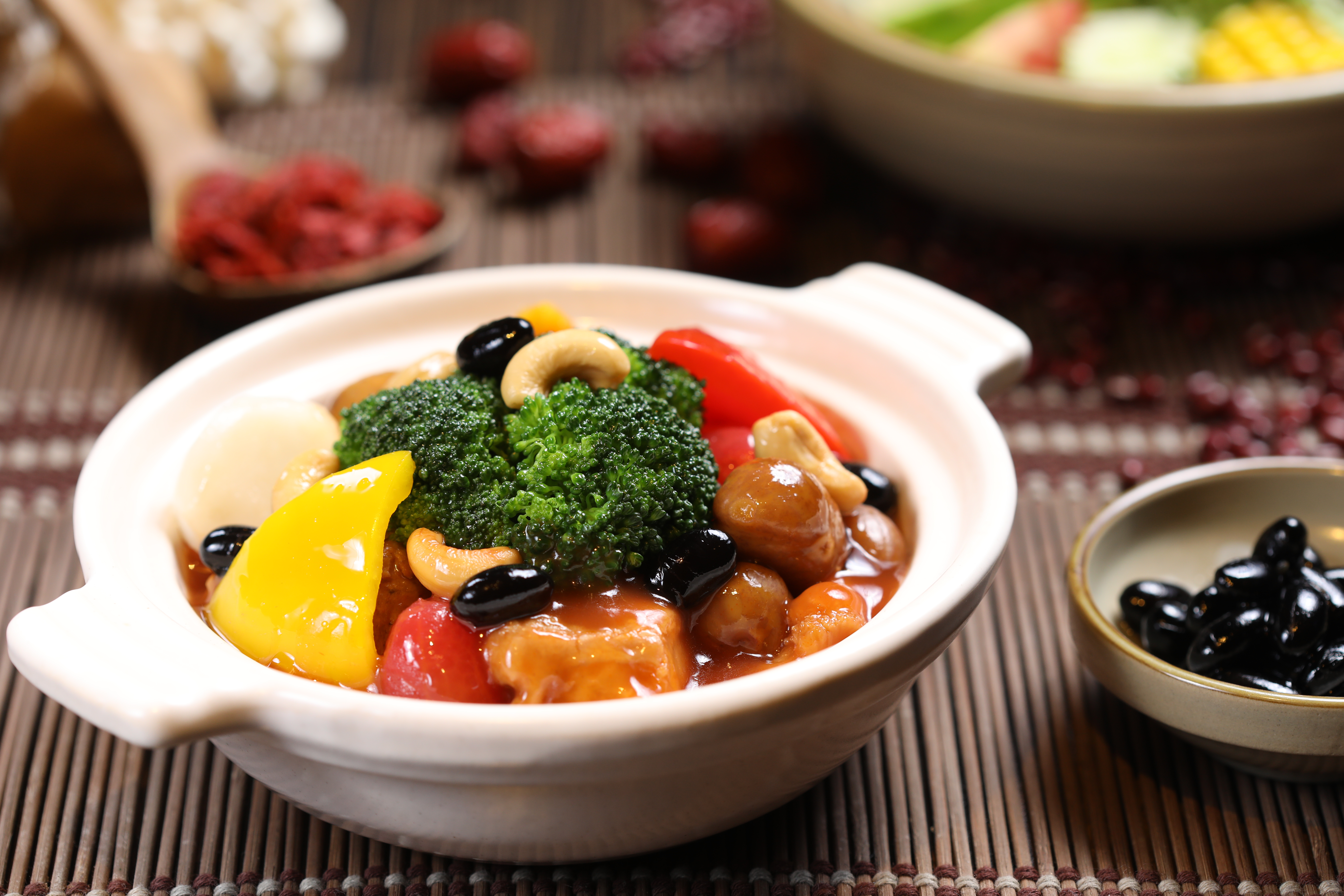 中醫認為脾胃屬土，多吃黃色食材具有健脾效果，「五彩栗子燒」裡除了紅椒、青花菜、馬蹄等各色蔬菜，還有栗子、竹筍、地瓜、黃椒等黃色蔬果。（580元／套餐，單點380元）