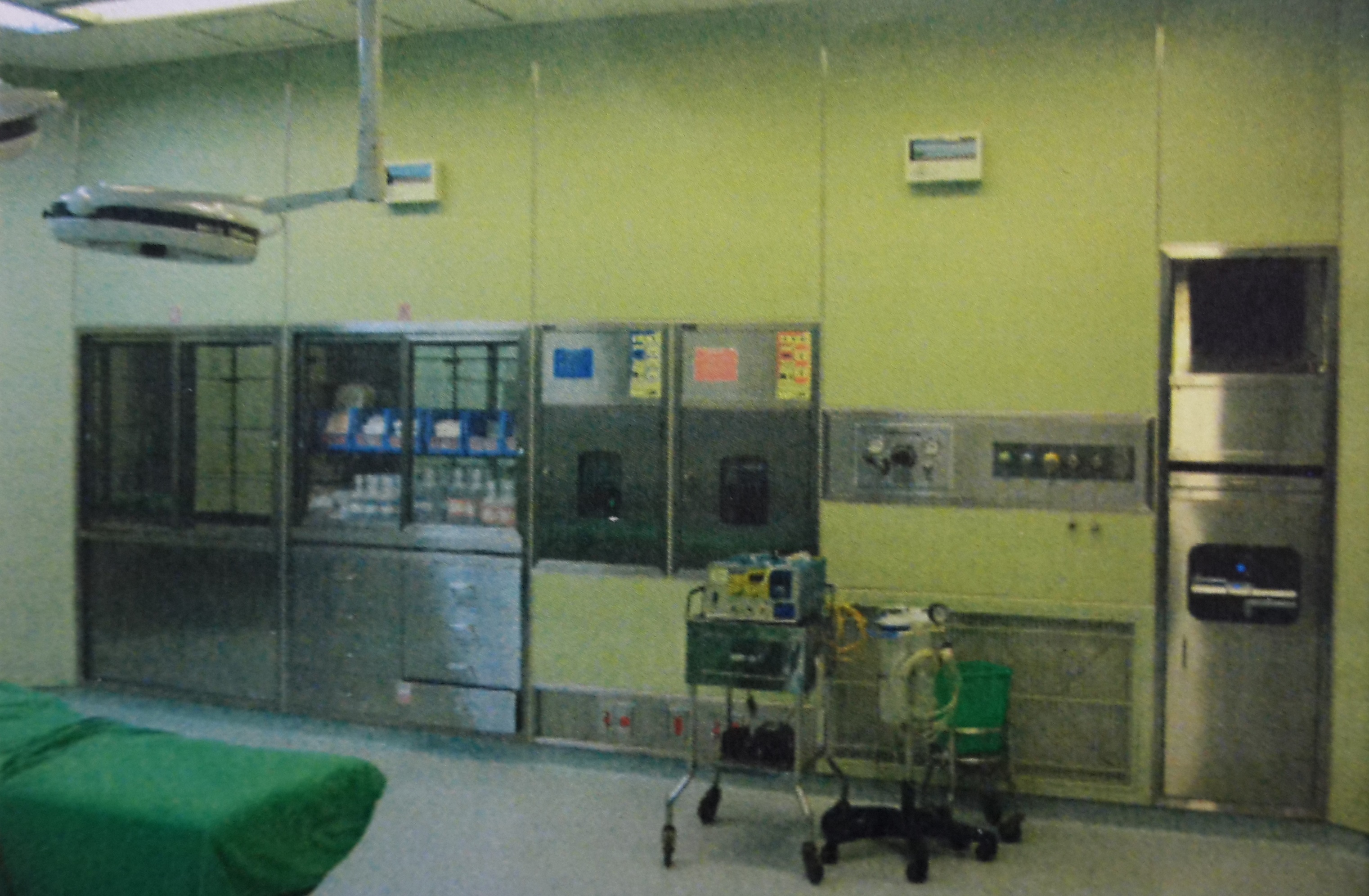 宣稱防黴、防菌的不燃材料高樂斯板廣受建築師推崇，普遍使用於手術室內部裝修。（翻攝自台灣美和儀器公司官網）