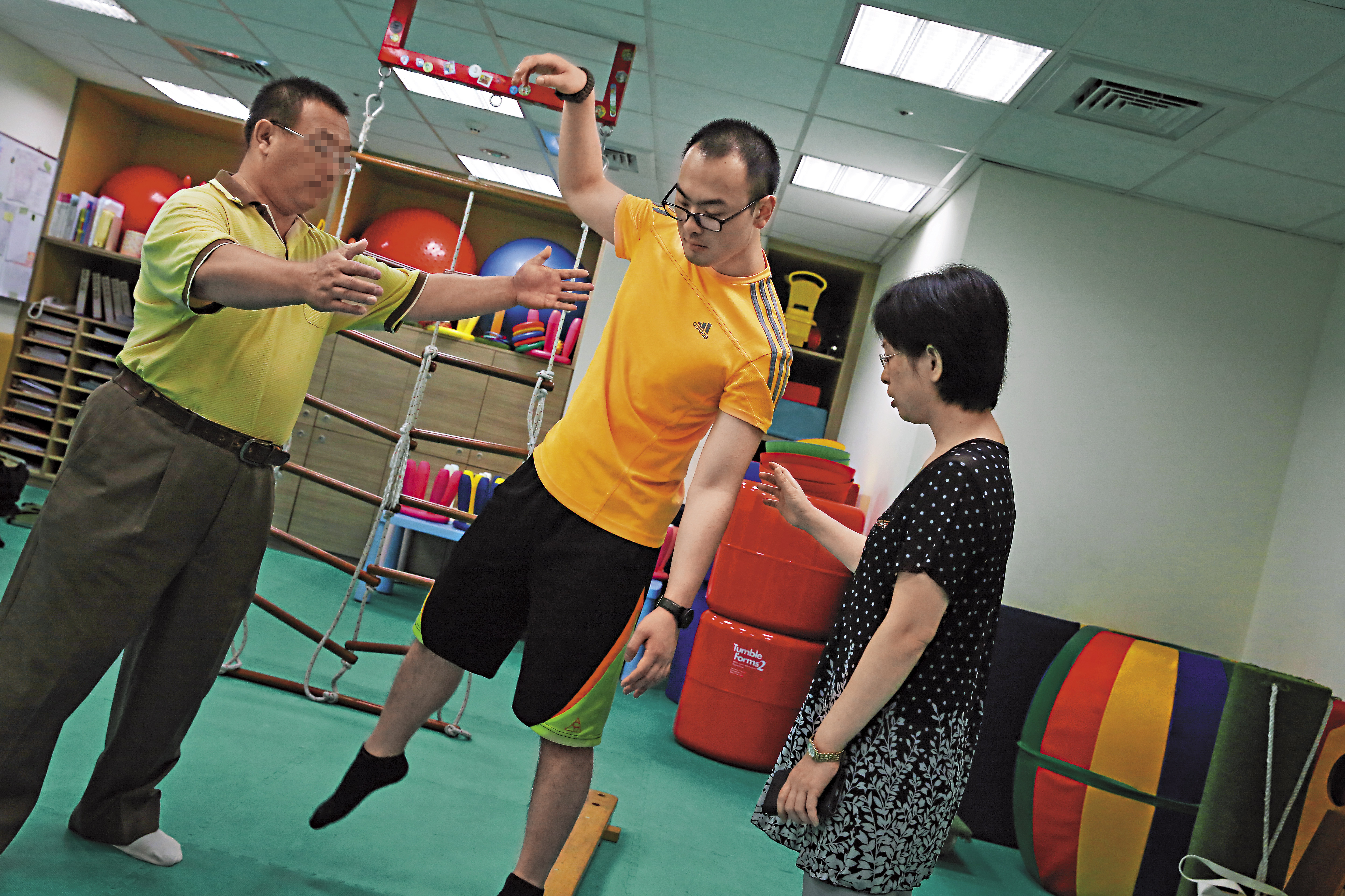 復健動作看似遊戲，卻是曾經上山下海的陳子多（中）如今最重要的課題。