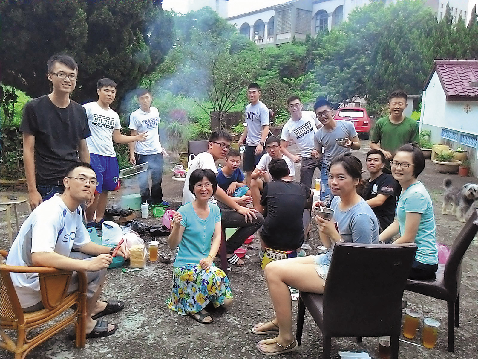 陳子多（前左1）原先個性開朗、人緣極佳，受傷後卻只剩1日記憶，連家人都不認得。（家屬提供）