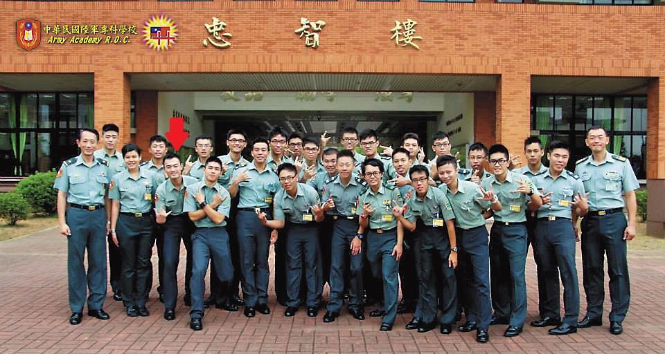 陳子多（箭頭處）在校成績優異，以陸軍專校前5名畢業，還曾是拳擊校隊常勝軍。（家屬提供）