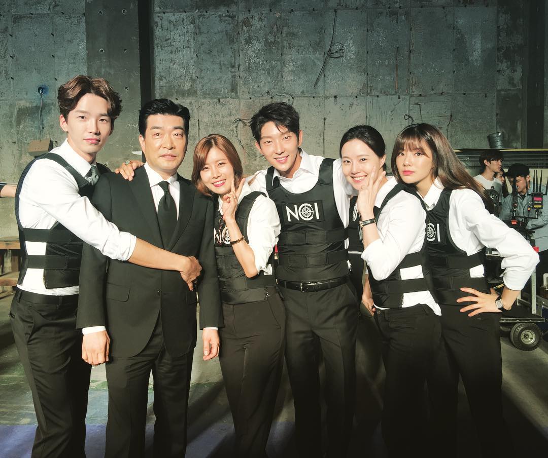 改編自美劇的韓劇《犯罪心理》，找來李準基（右三）、文彩元（右二）擔綱主演。