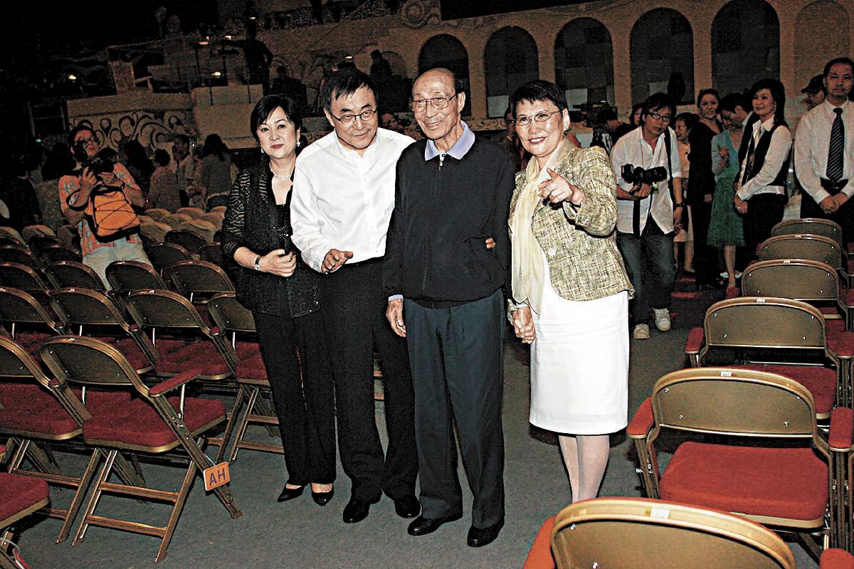 劉家昌（左二）有外號叫劉瘋子，他痴戀「小淘氣」甄珍（左一）因此煞費苦心追到手，40年後兩人卻撕破臉，恐對簿公堂。（東方IC）