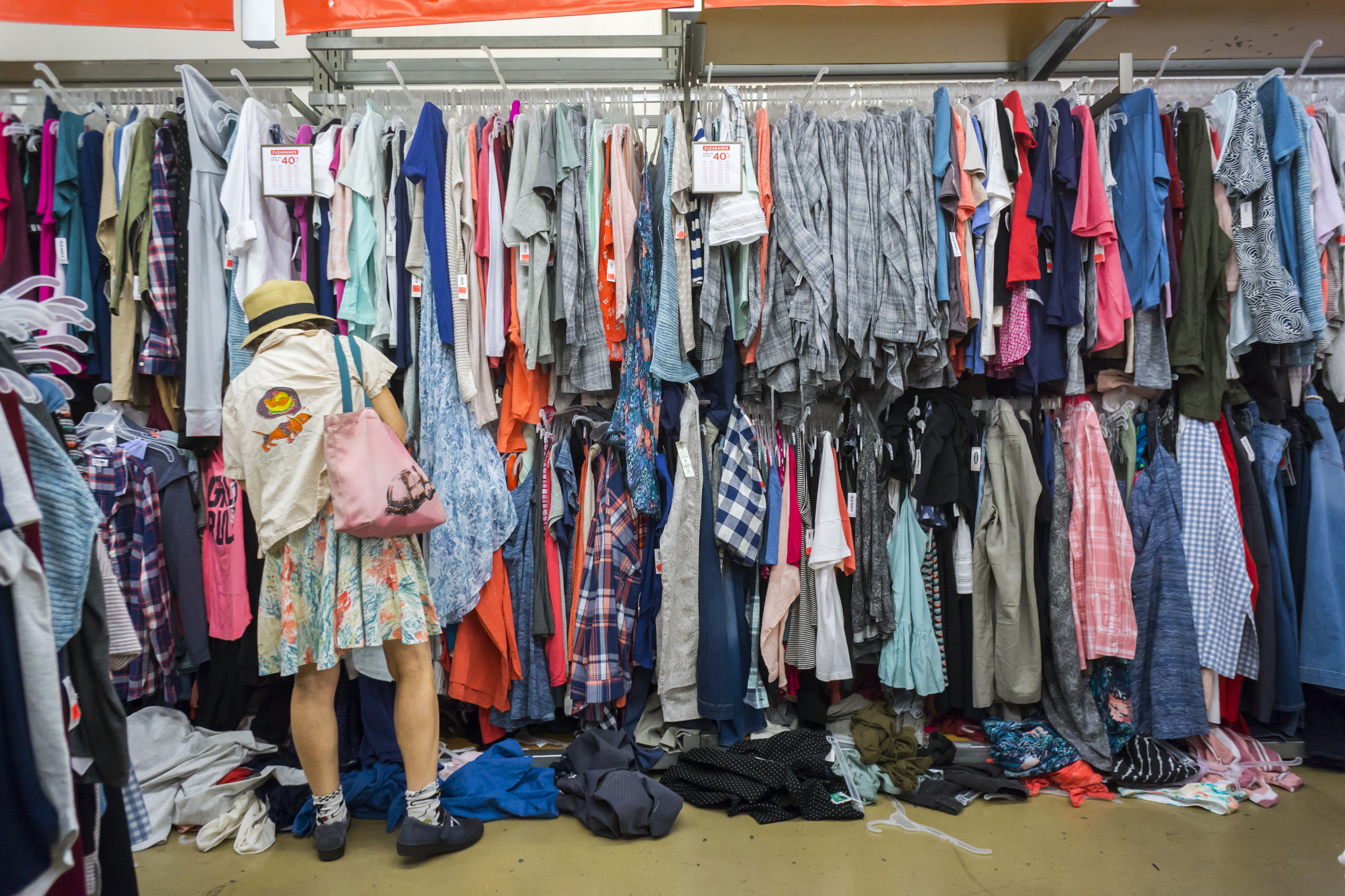 為了成本和功能因素，成衣業者大量採用人造纖維。（東方IC）