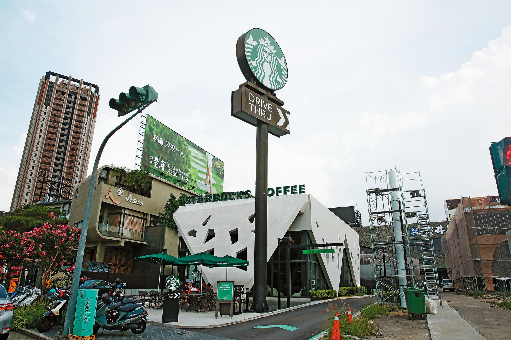 交六用地地價更高,附近已開設連鎖咖啡店。