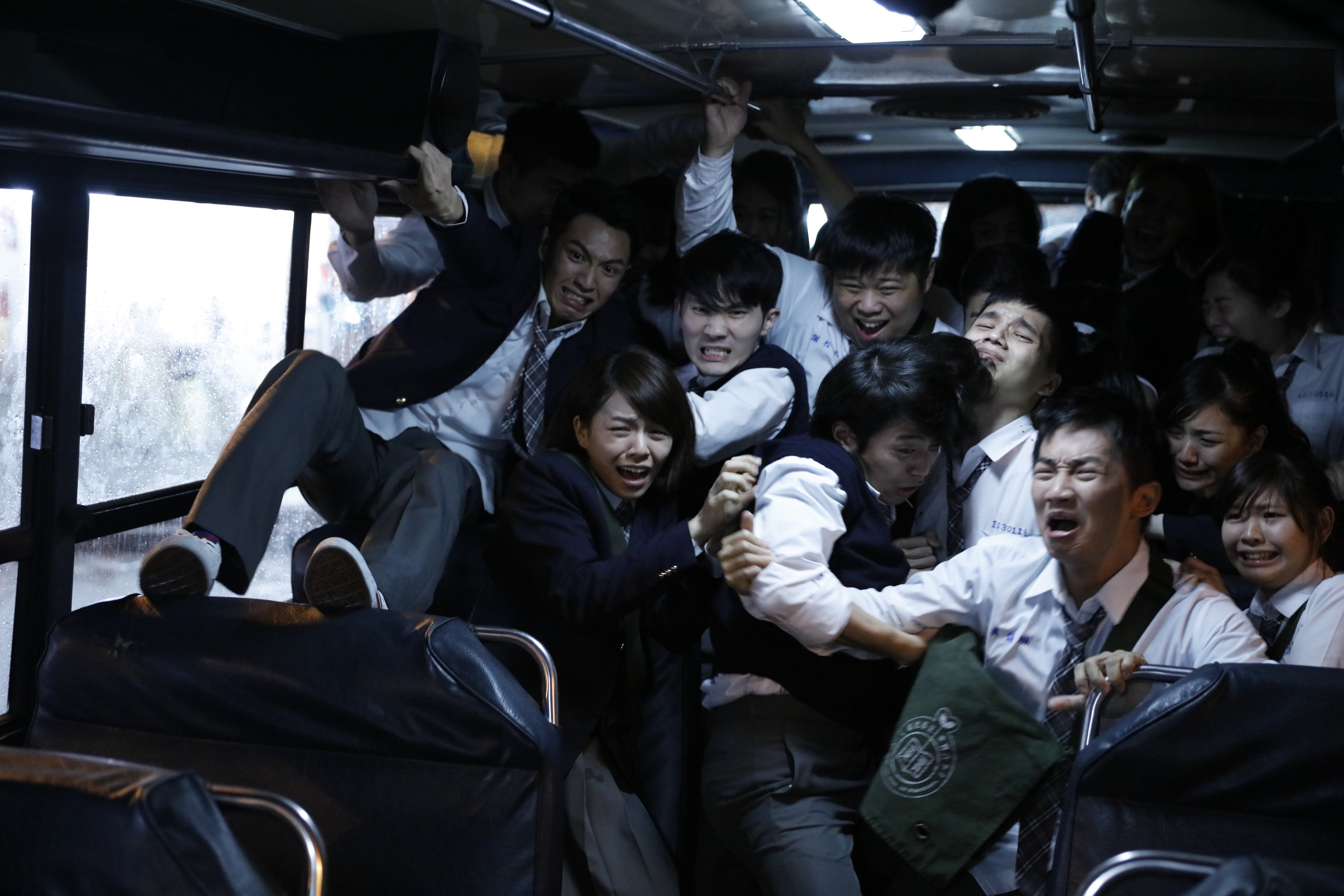 柯震東（前排左一）、宋芸樺（前排左二）、蔡昌憲（前排右二）特地為九把刀跨刀客串被怪物殺害的學生，不到5分鐘全部領便當。