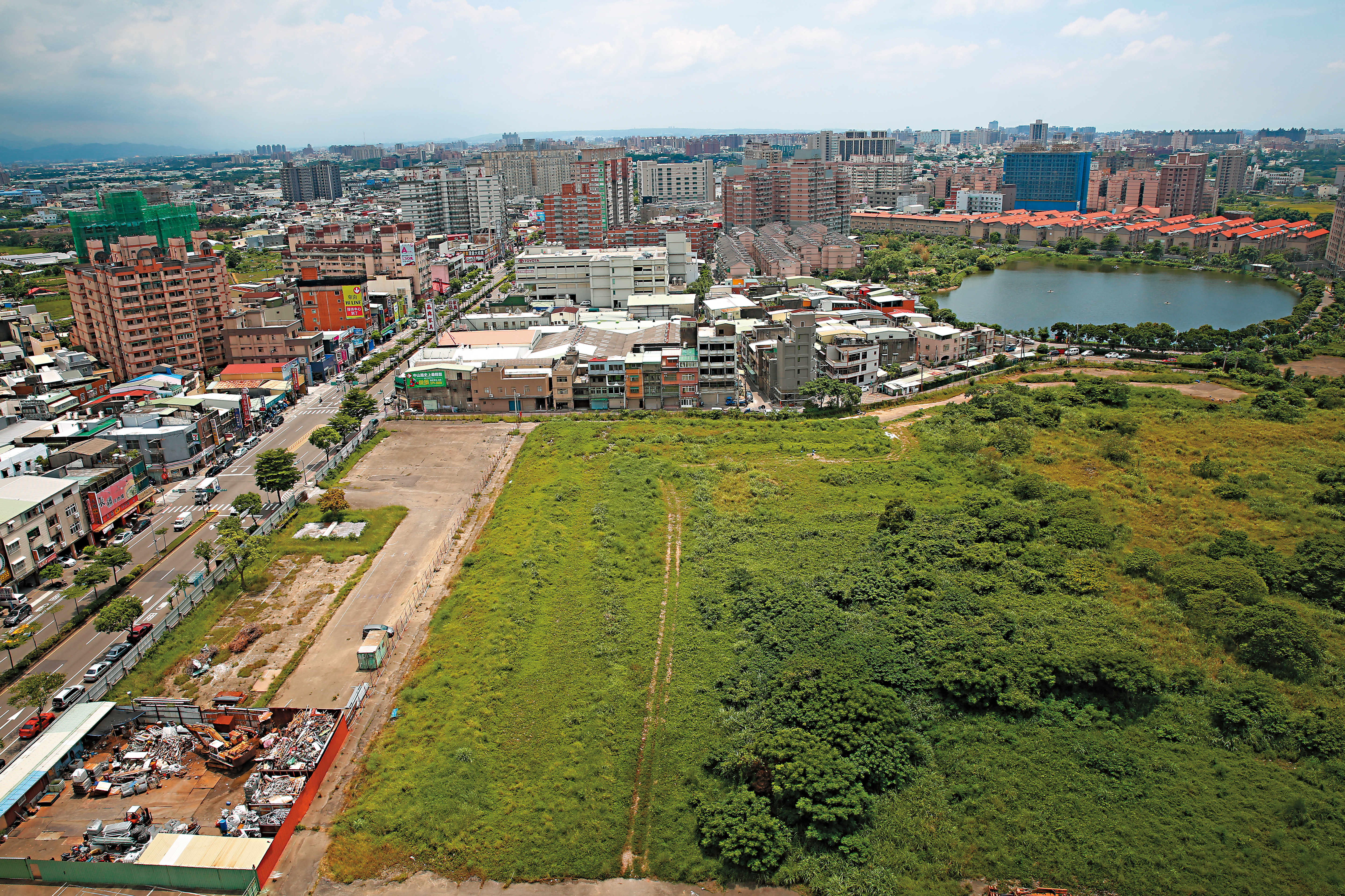 RCA土地遭重金屬汙染，造成不少員工罹癌，如今過半土地已落入楊家掌控，最近還想買下其餘土地一起開發。