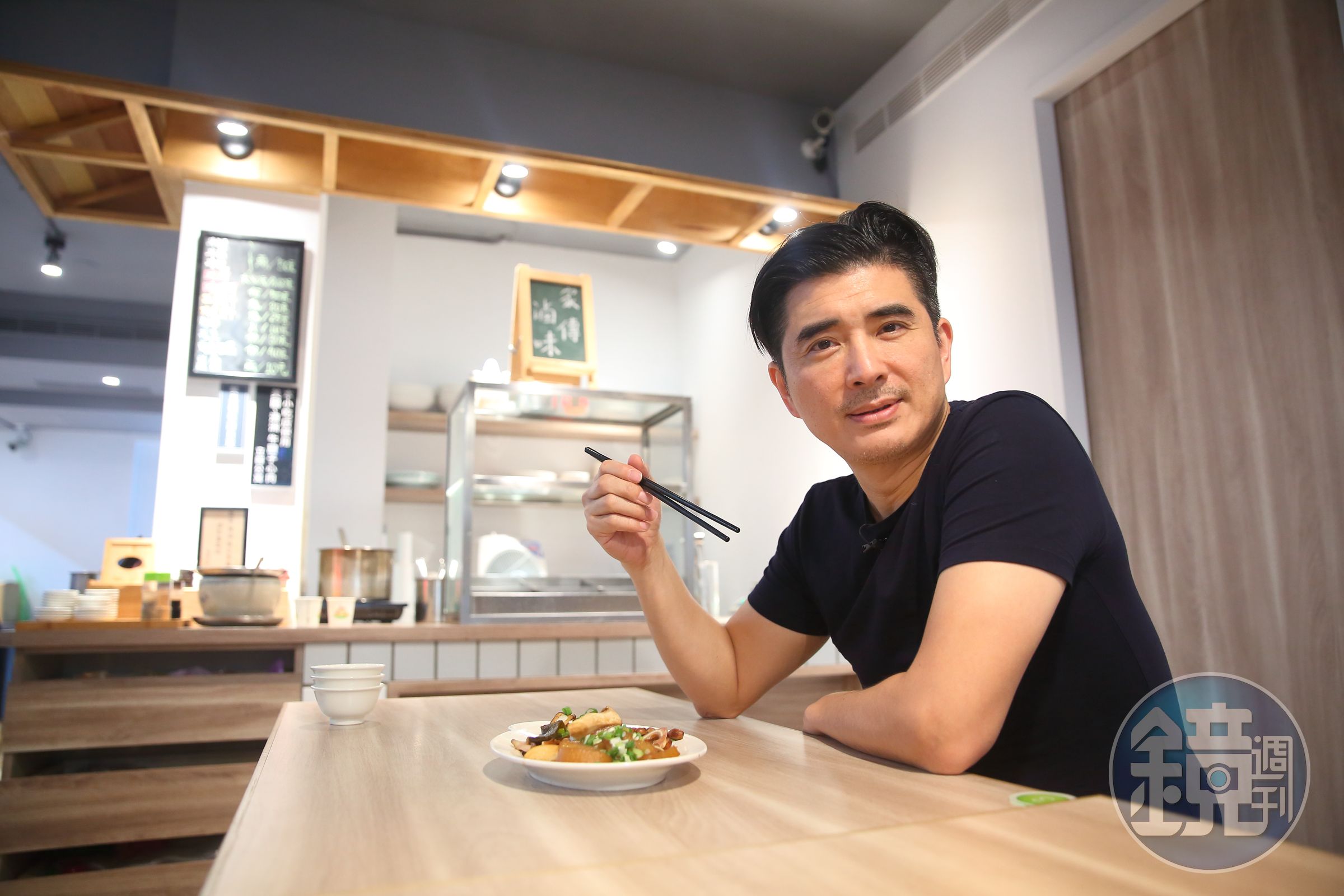 邵昕自稱對懂吃是「家學淵源」，去年10月，他以從小生長的公寓為名，在母親家傳牛肉麵的基礎上改良，開設專賣牛肉麵的立祥公寓。