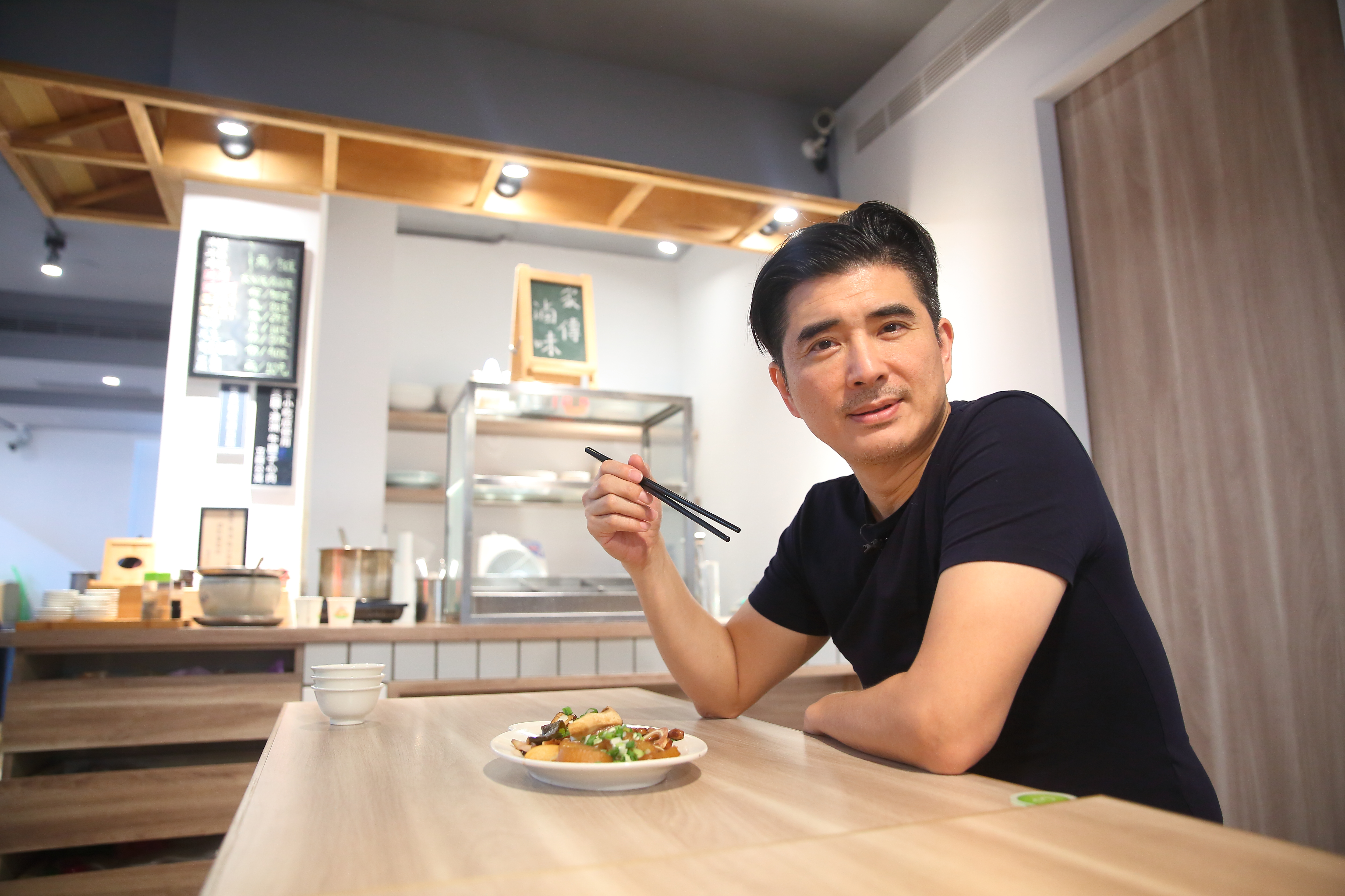 邵昕自稱對懂吃是「家學淵源」，去年10月，他以從小生長的公寓為名，在母親家傳牛肉麵的基礎上改良，開設專賣牛肉麵的立祥公寓。