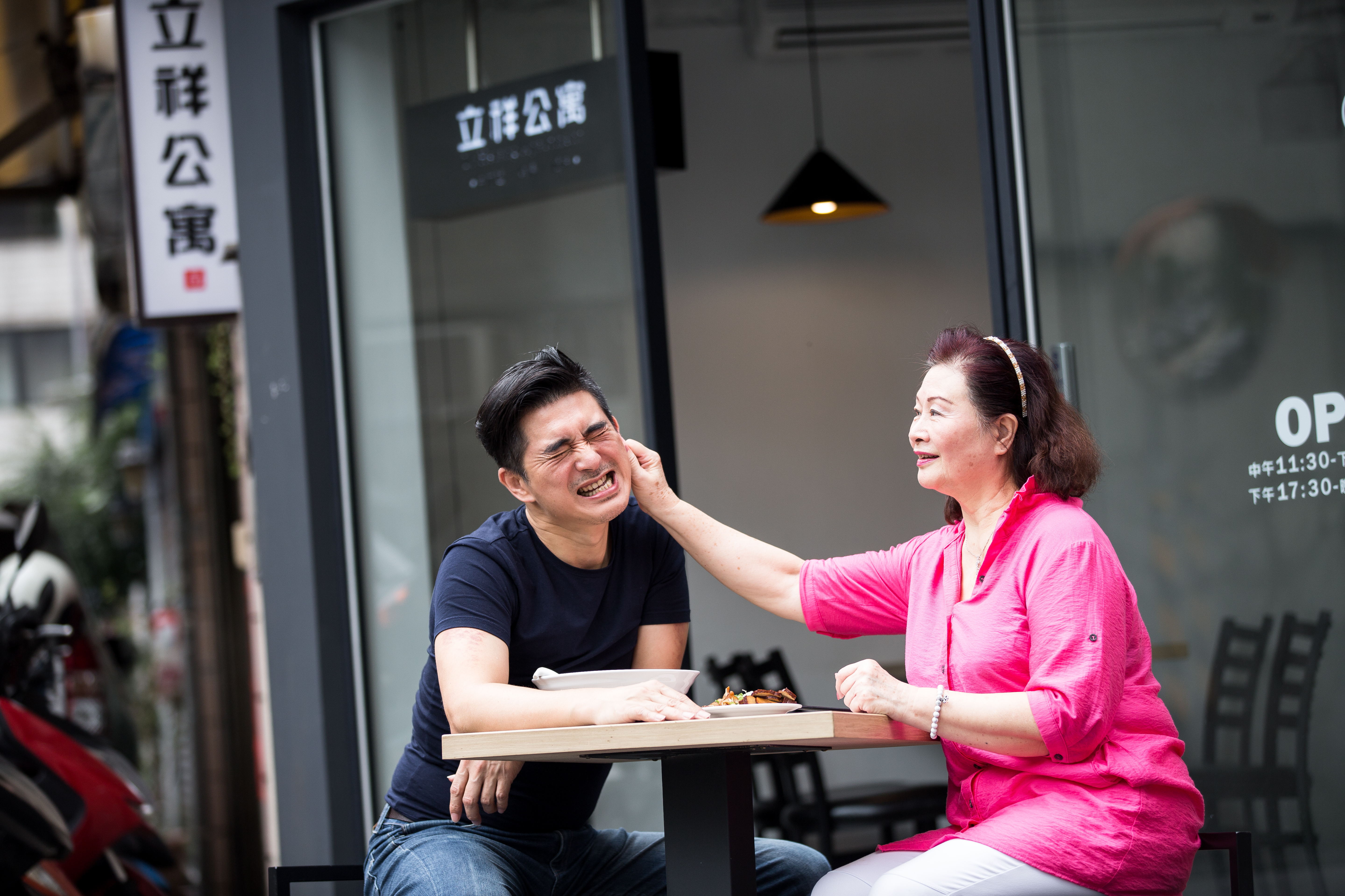 邵昕（左）與母親易秀楓（右）感情親暱，採訪時兩人不時打打鬧鬧。