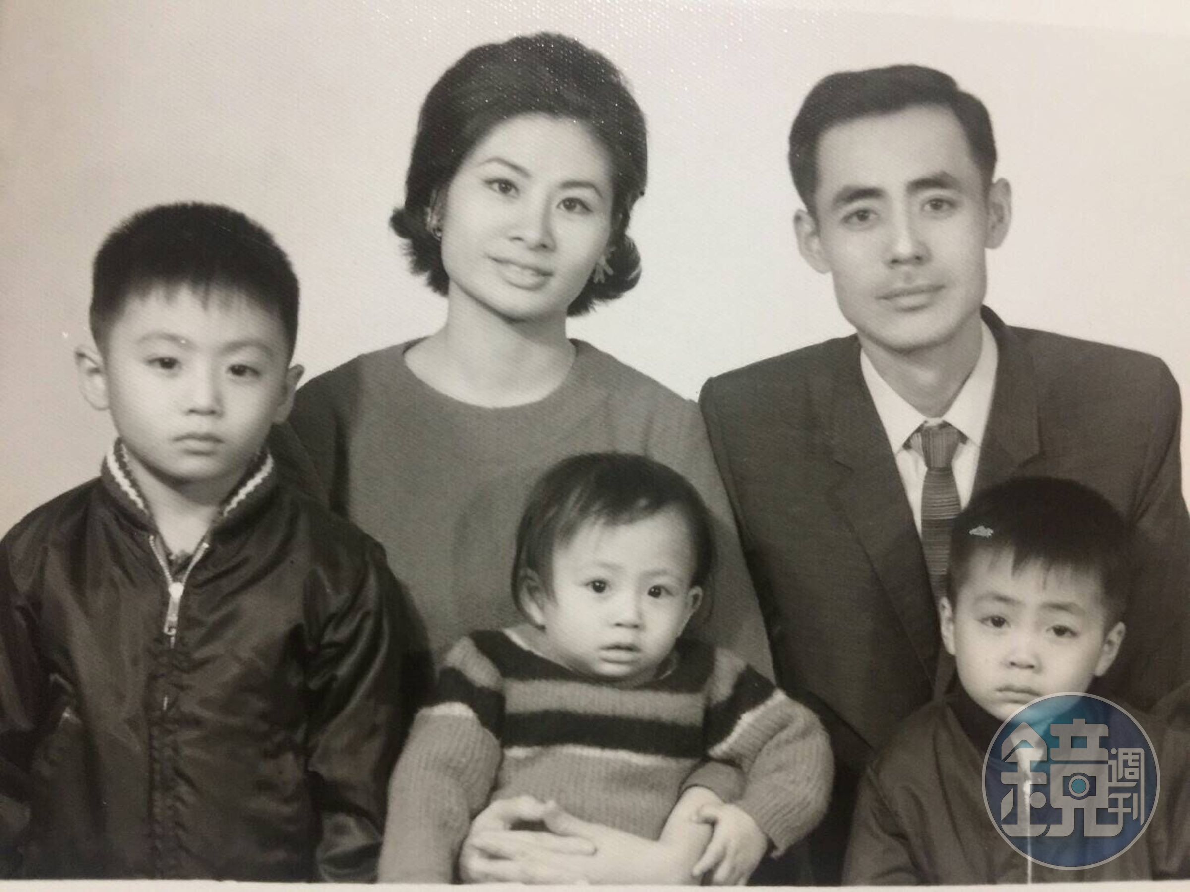 邵昕（前排中）1家5口全家福，後排右為父親邵會元、左為母親易秀楓。（邵昕提供）