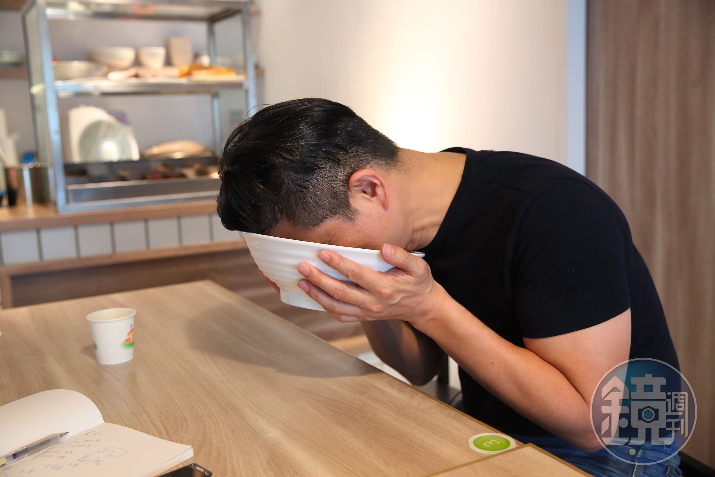 邵昕笑稱，當客人吃到把臉幾乎都埋進碗裡，那種感覺很開心。