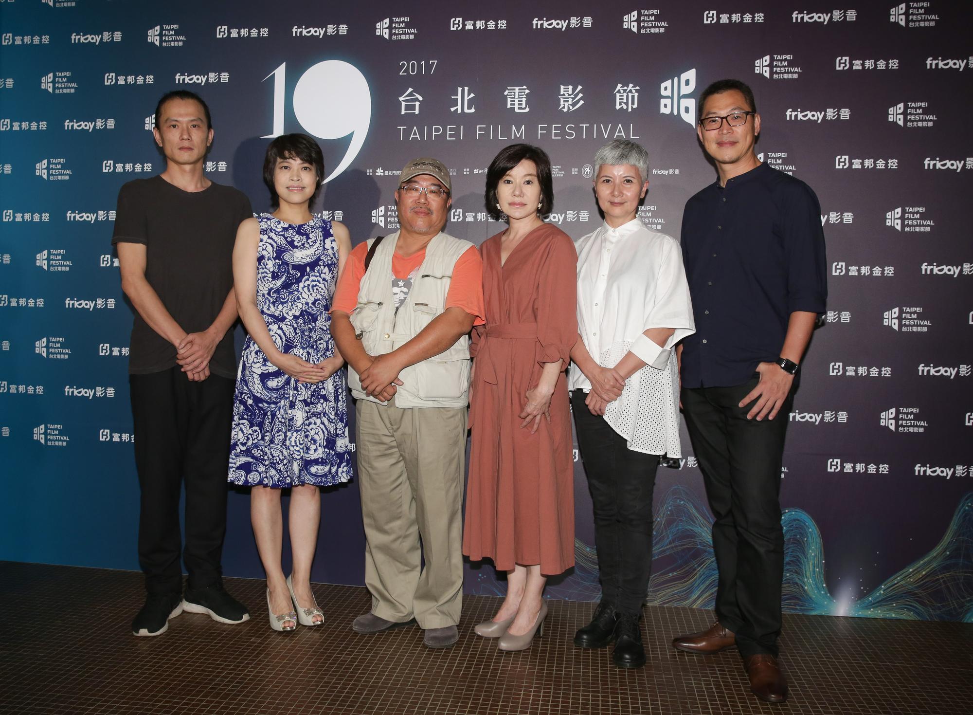 雲門2藝術總監鄭宗龍（左起）、配樂林慧玲、導演陳懷恩、編舞家何曉玫、李烈、監製王芝方。 