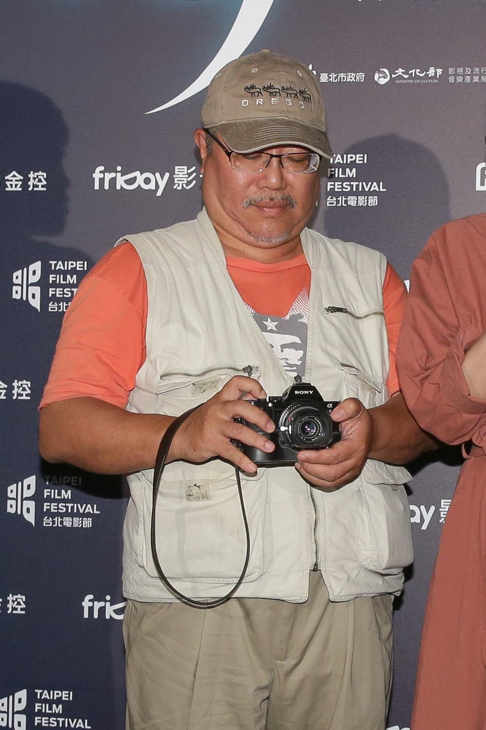 導演陳懷恩解釋手上隨時都拿著相機，那種自然的關係，猶如羅曼菲隨時都在舞蹈的世界。 