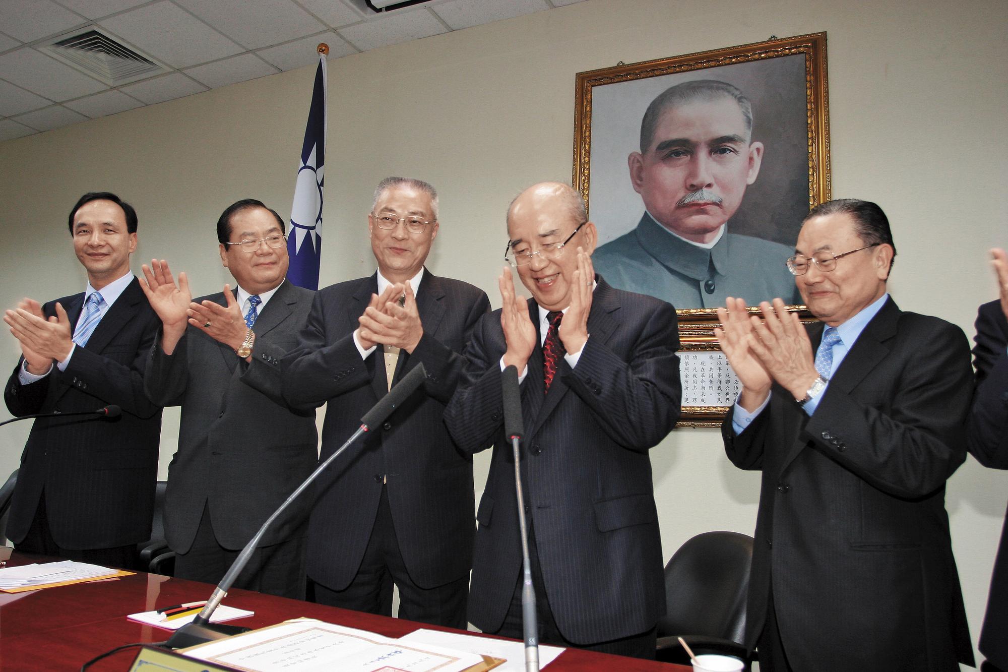 朱吳恩怨始於朱擔任副手卻被外放選新北市長。吳駁斥,並說是給朱表現空間,讓親朱人士深感不滿。