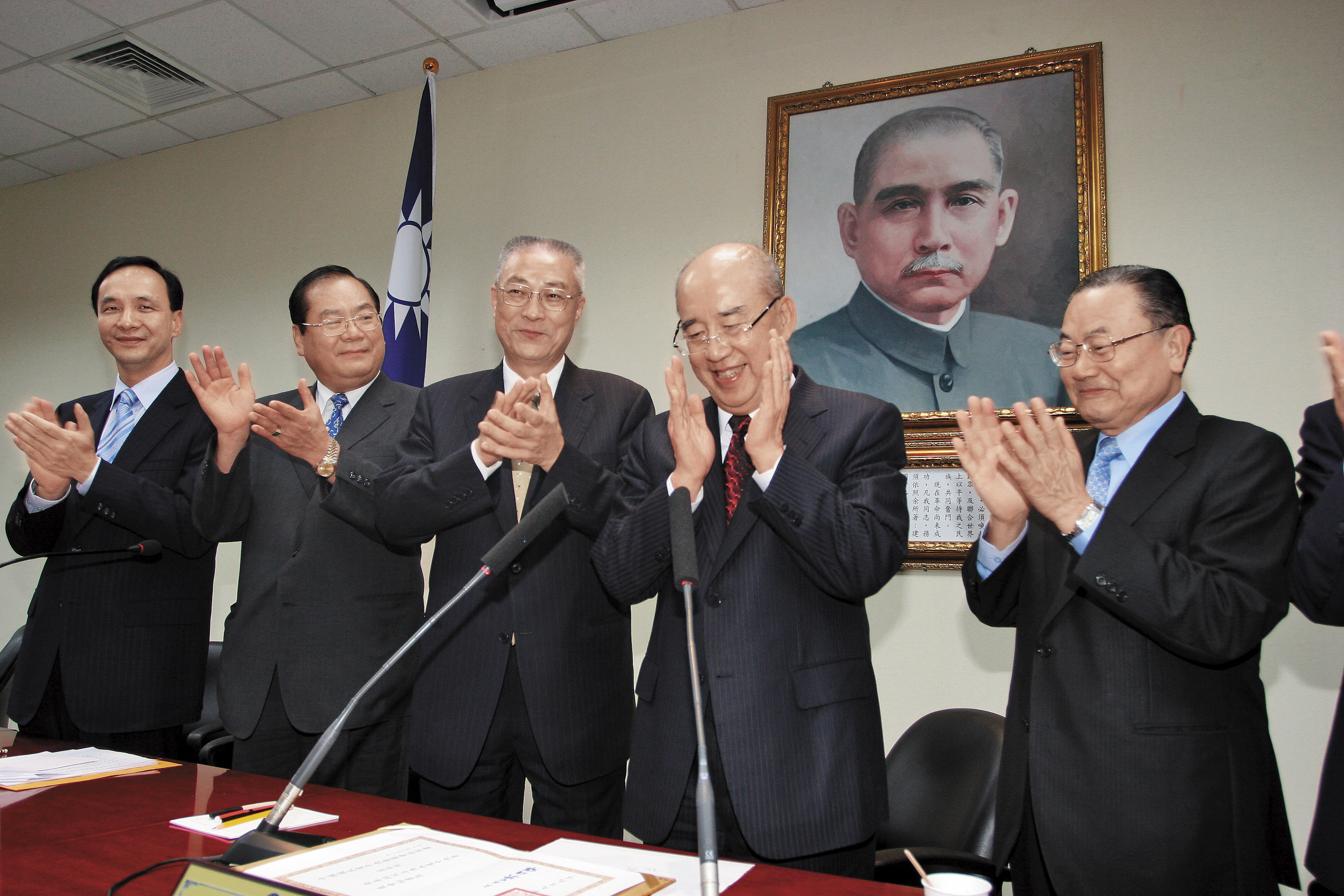 朱吳恩怨始於朱擔任副手卻被外放選新北市長。吳駁斥，並說是給朱表現空間，讓親朱人士深感不滿。