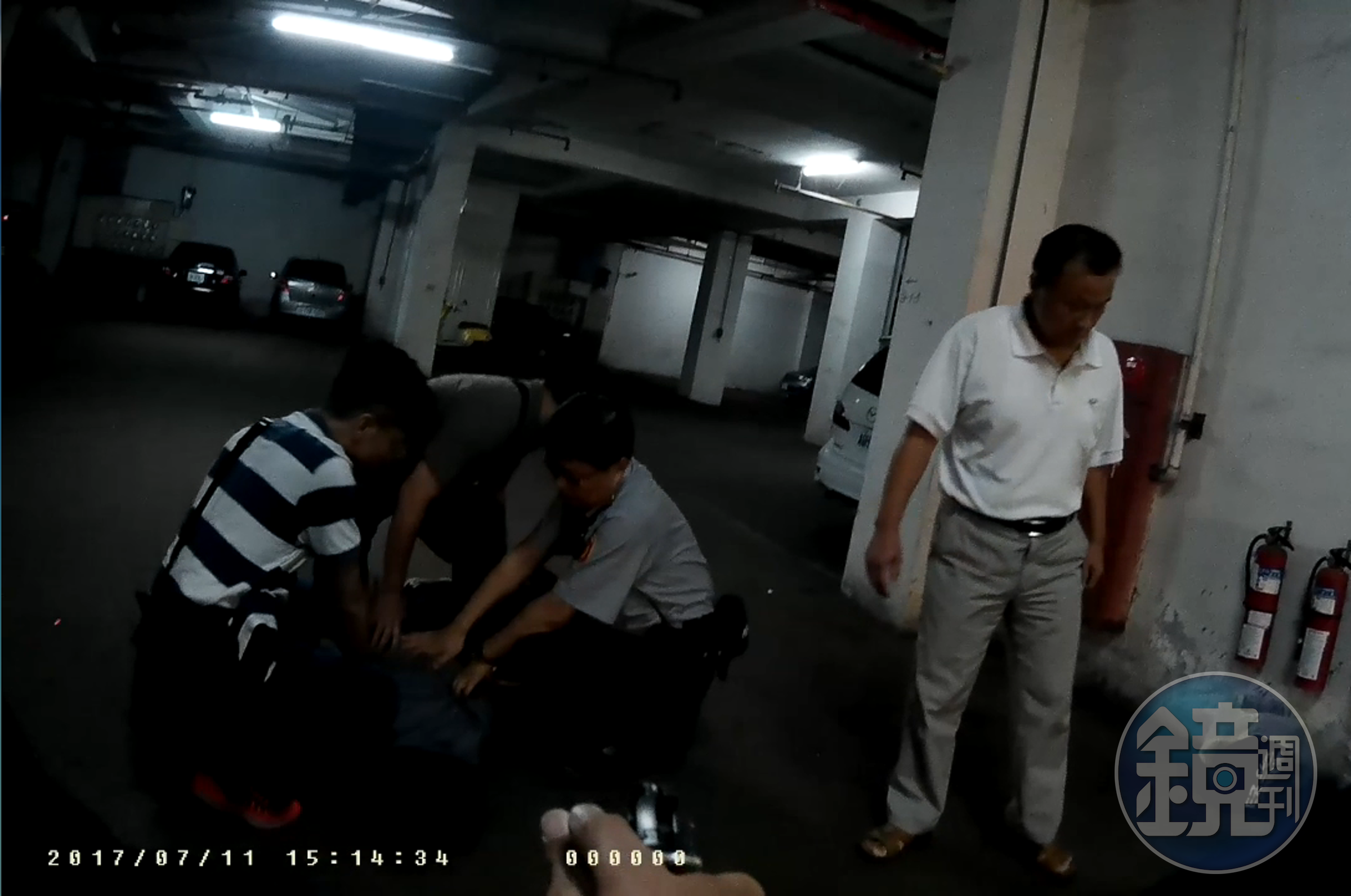 雙方追逐至地下室，警方亮槍後，劉嫌嚇得投降。