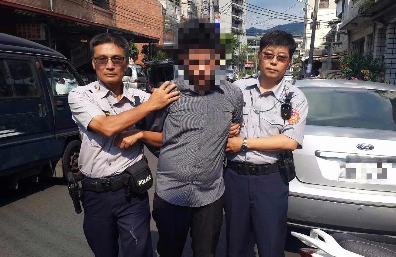 自己抓的人犯，自己押送。（圖左為抓到犯嫌的55歲員警梅庭欽）