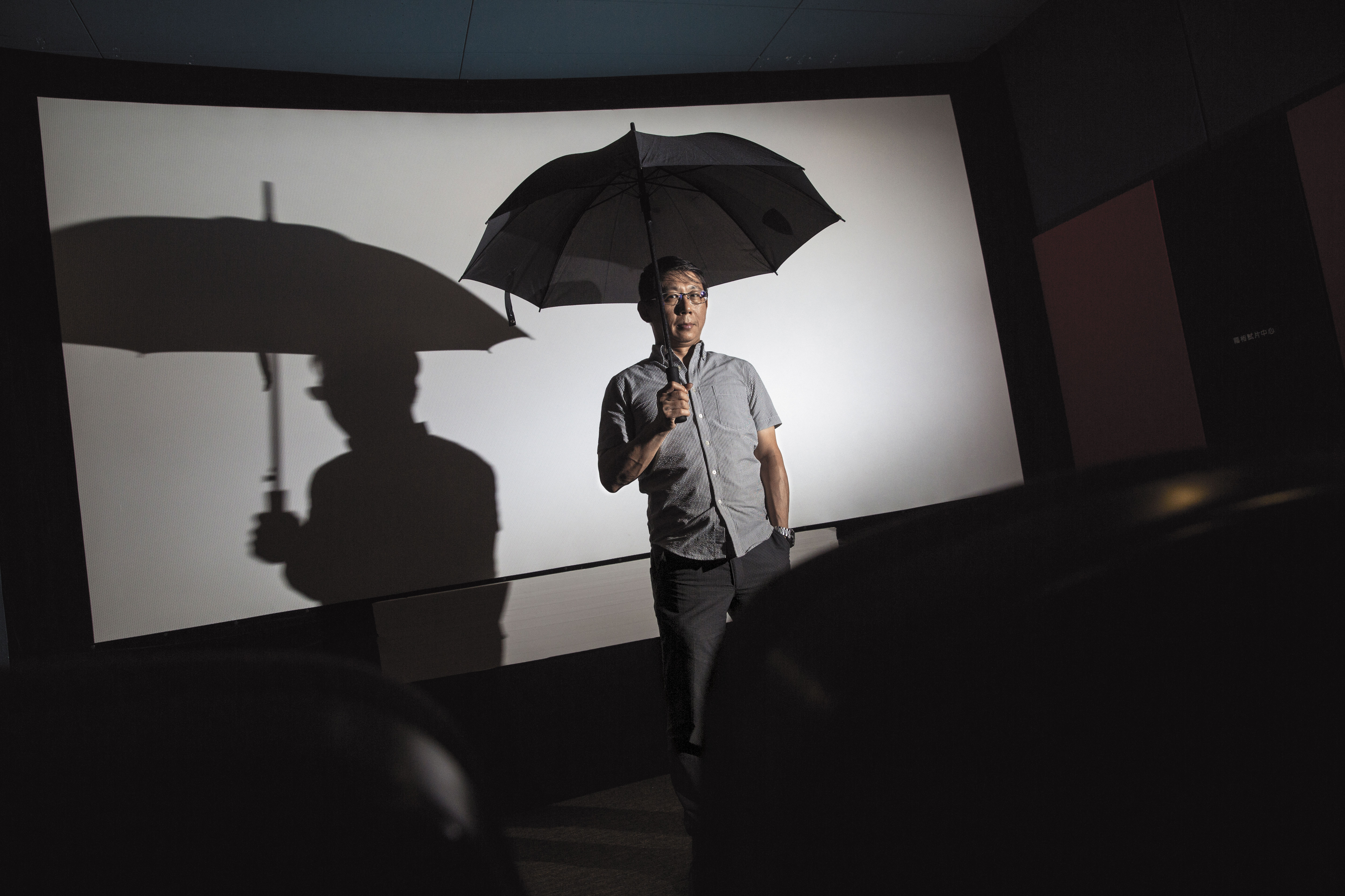 陳柏偉國中時也像林奕含小說《房思琪的初戀樂園》的主角一樣，被老師性侵。