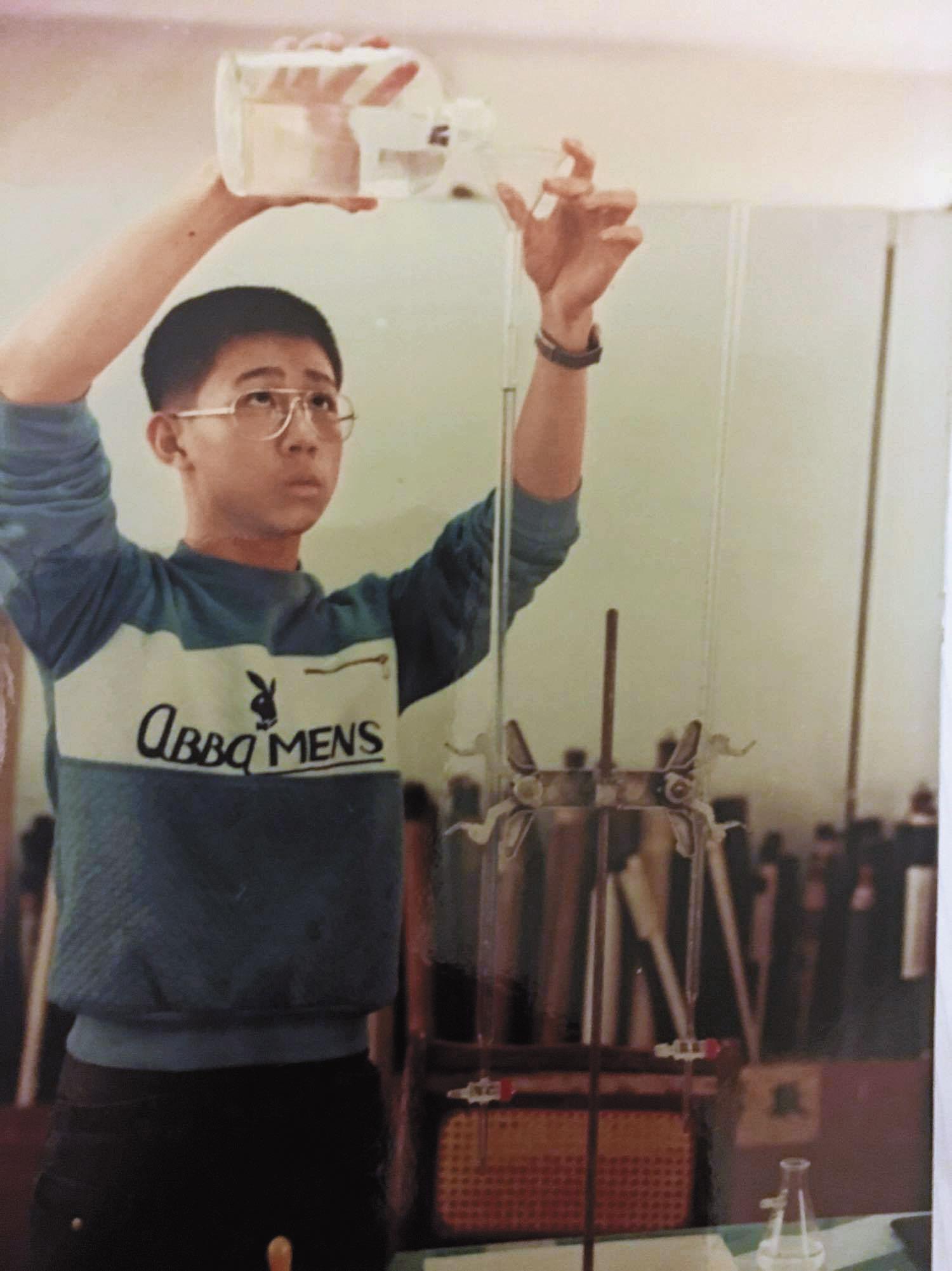 陳柏偉至今仍保留當年老師幫他拍下做實驗的照片。(陳柏偉提供)
