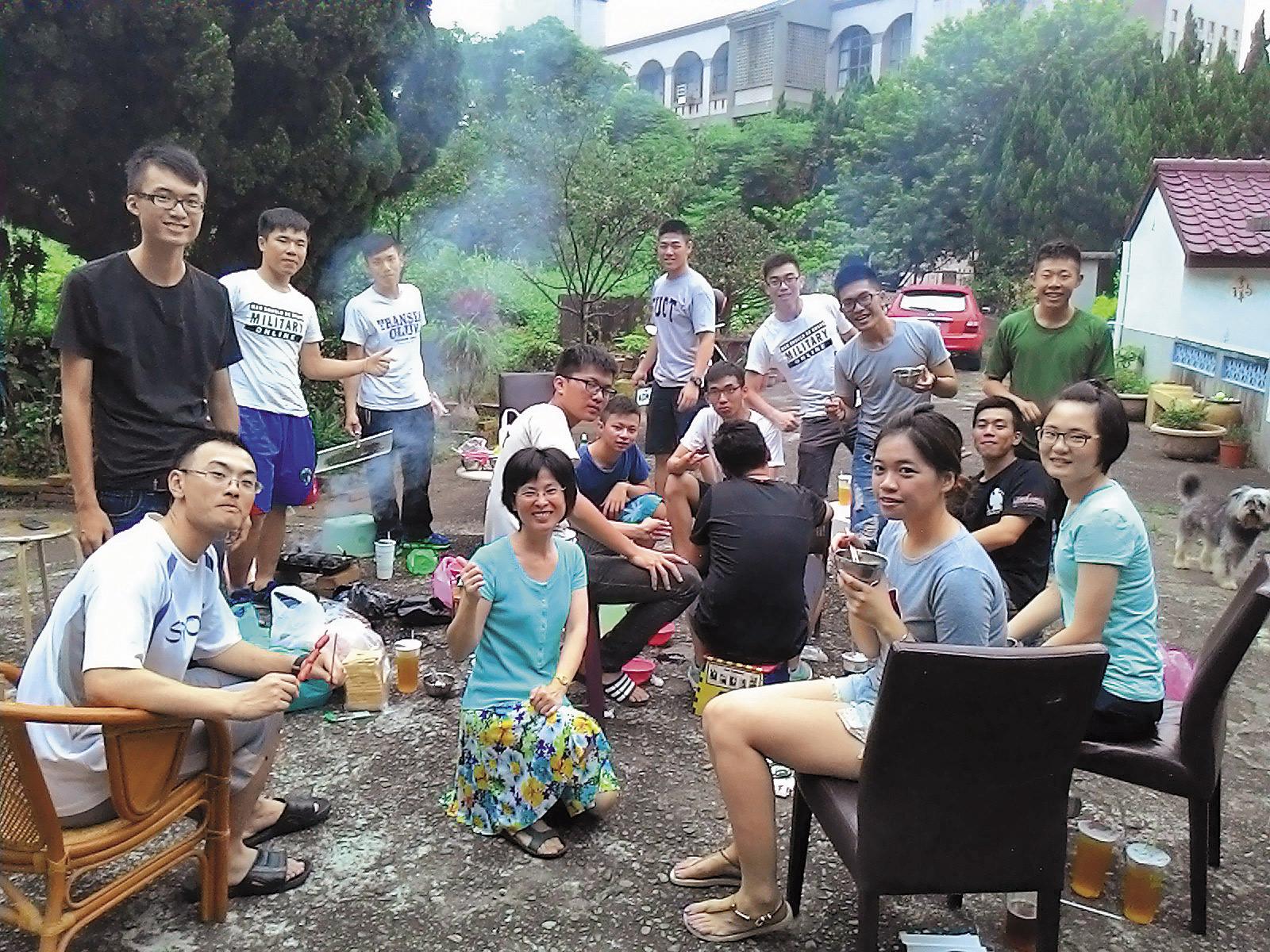 陳子多（前左1）原先個性開朗、人緣極佳，受傷後卻只剩1日記憶，連家人都不認得。（家屬提供）