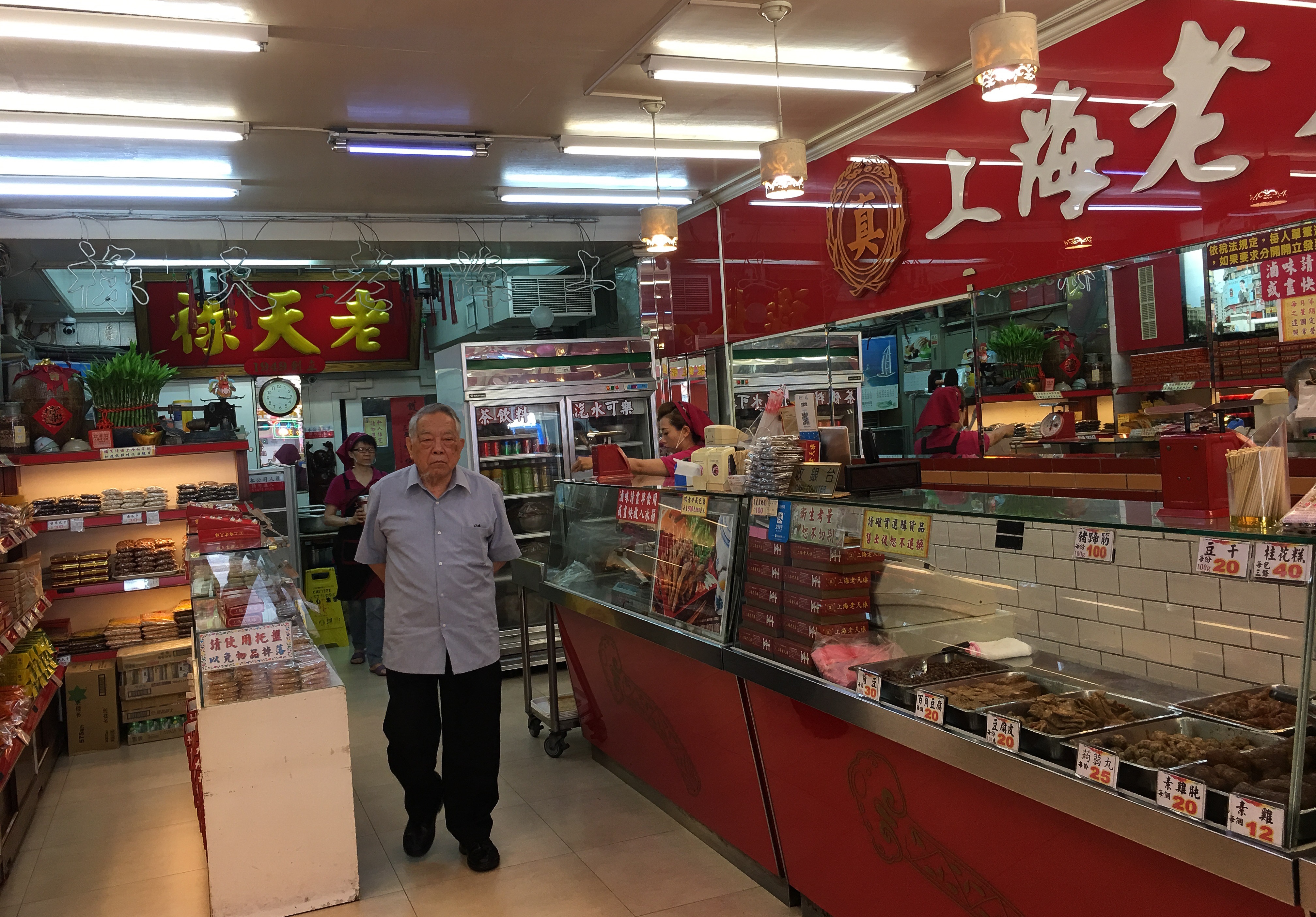 上海老天祿創辦人蔡毓根年近90，仍時常巡視店面，目前依舊掛名公司負責人。