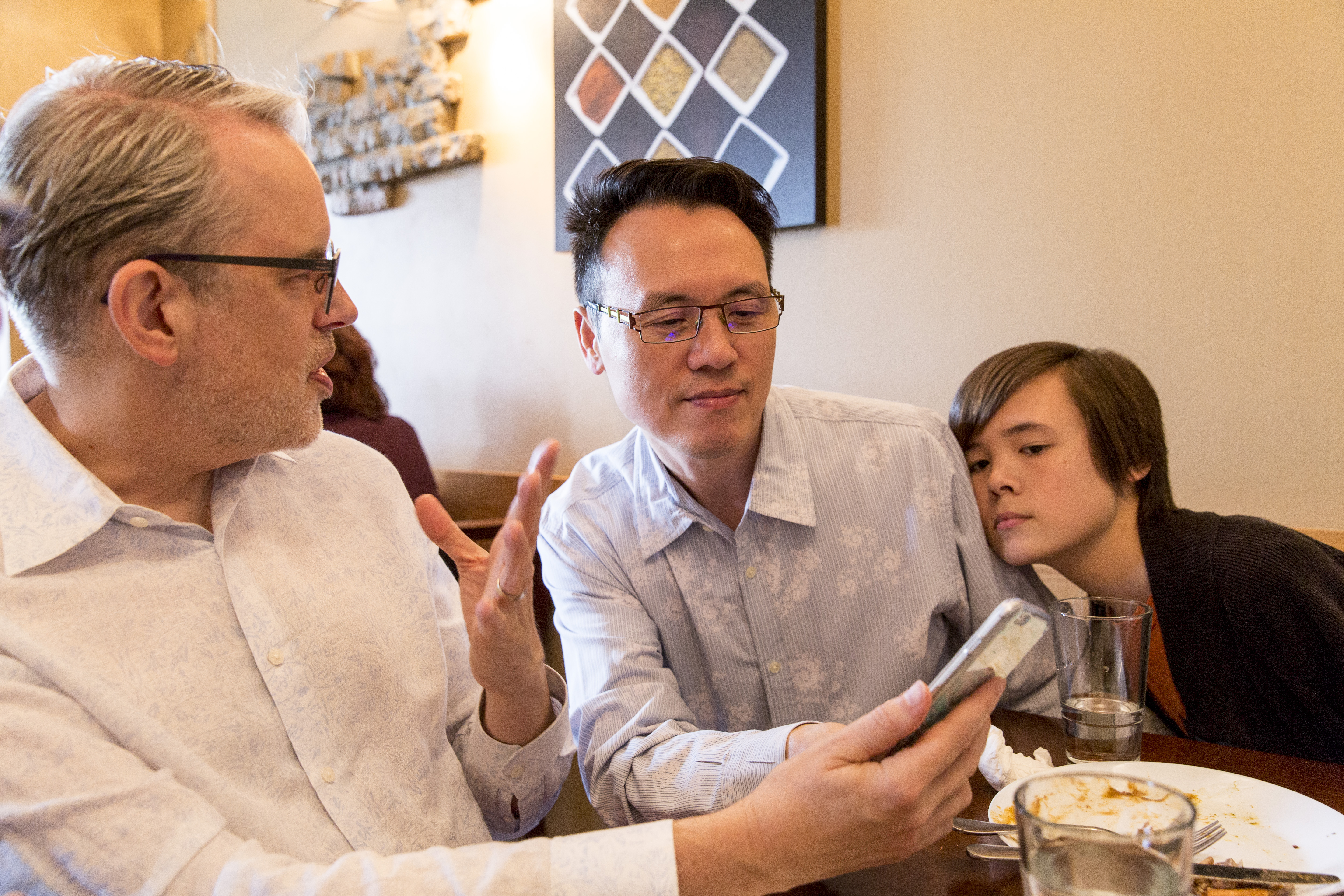 用餐時，思鐸（左）、陳愷樂（右）、陳子良（中）一家三口和樂融融談天說地。