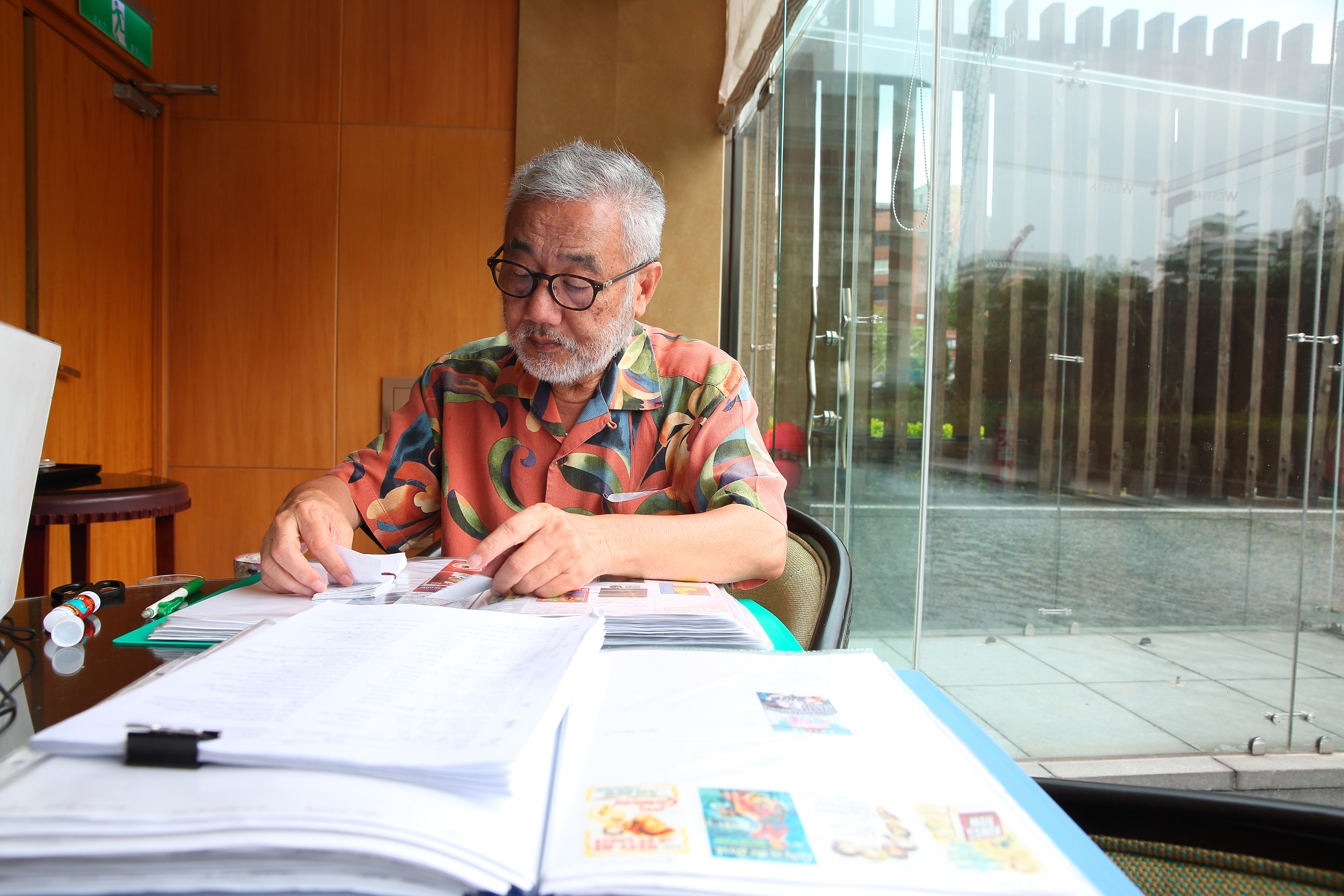 六福旅遊總裁莊秀石每天到六福皇宮一樓咖啡廳上班，蒐集報紙上的電影簡介。