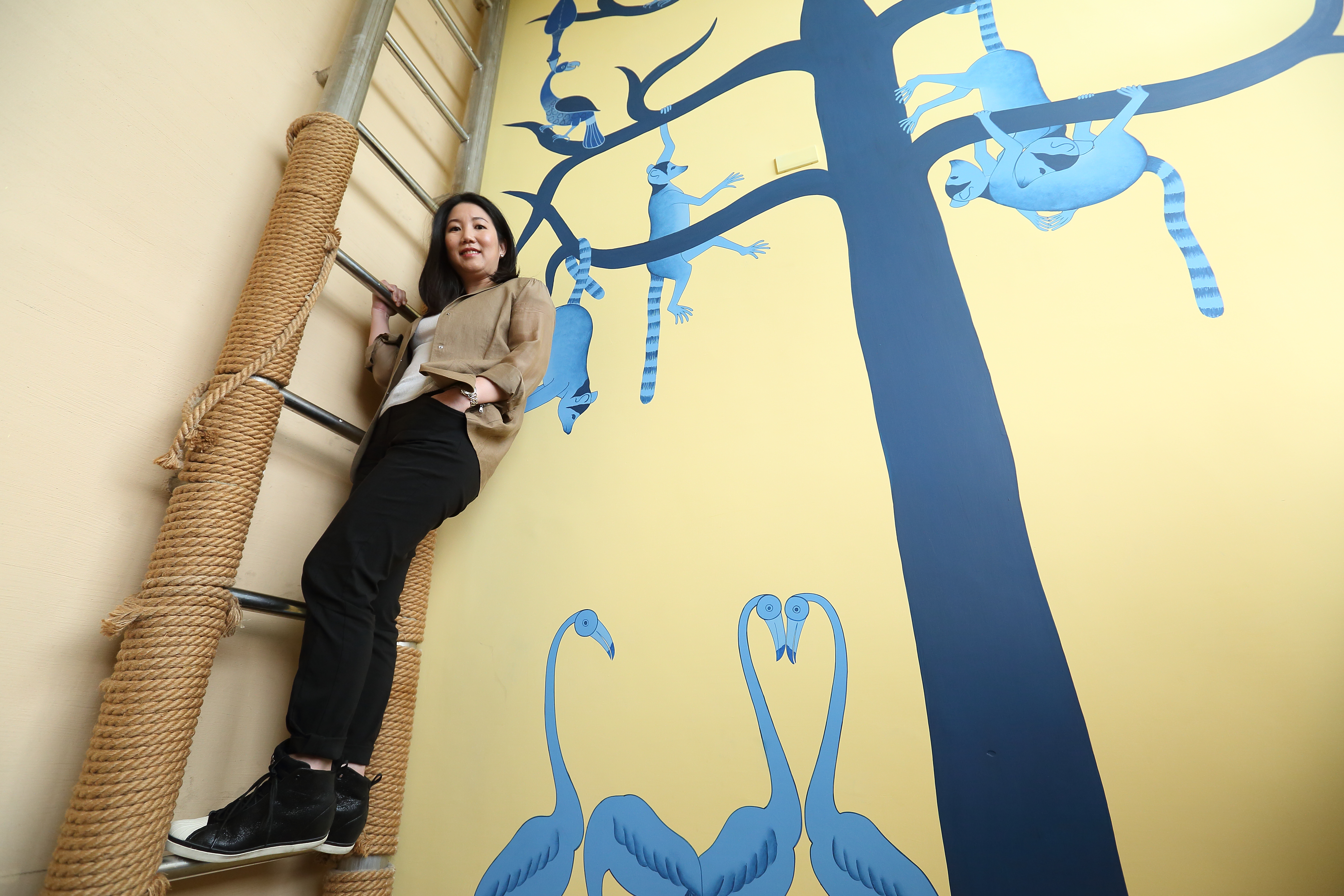 從小在飯店、遊樂園長大的莊豐如，對動物很有感情，還請來非洲藝術家，在關西六福莊裡彩繪可愛動物。