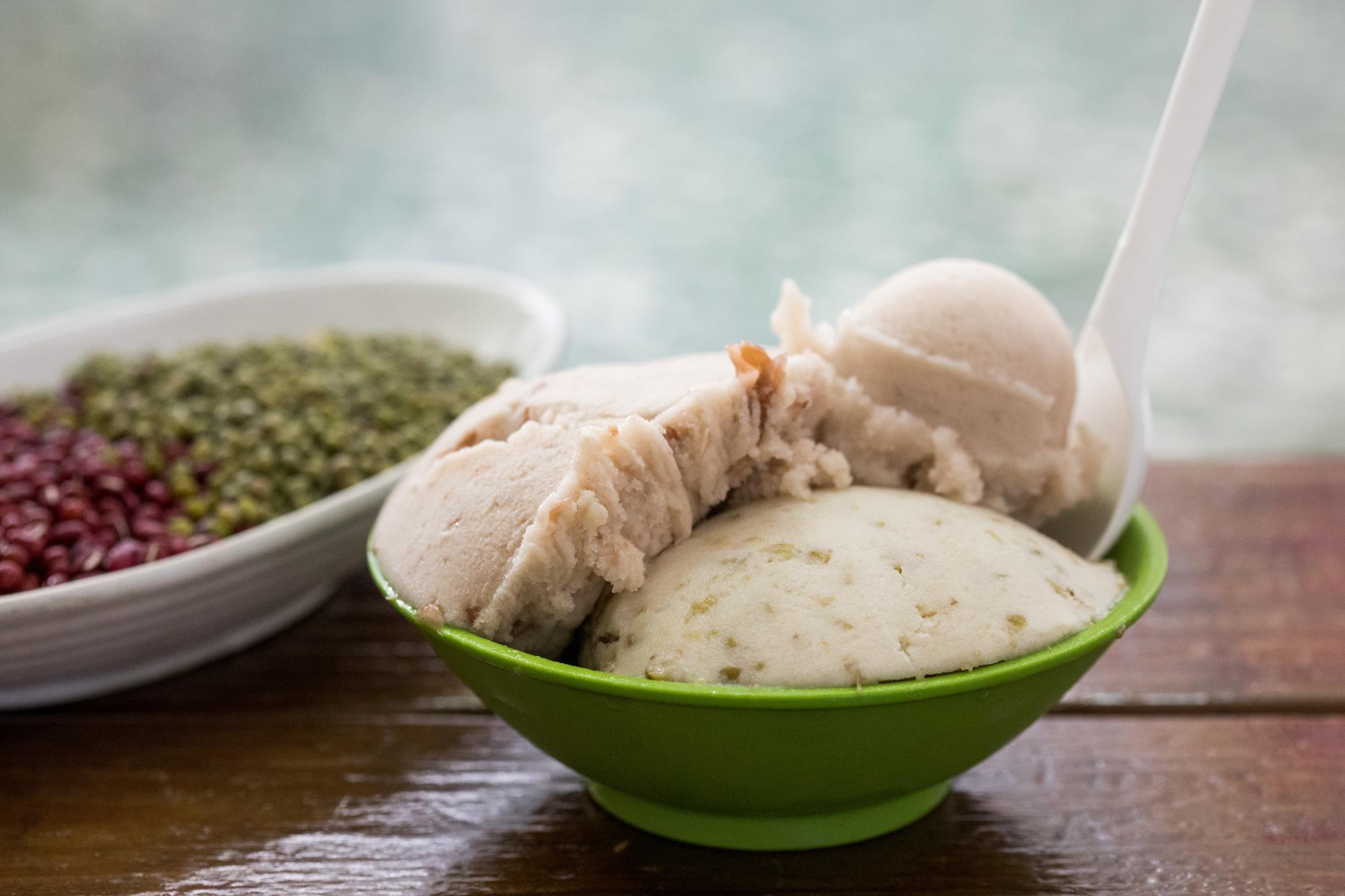 直接以綠豆湯、花豆湯及芋漿熬煮、冷卻攪拌的「招牌三色冰」純粹甘甜,完全展現豆類及芋頭的原味清香。(50元/碗)