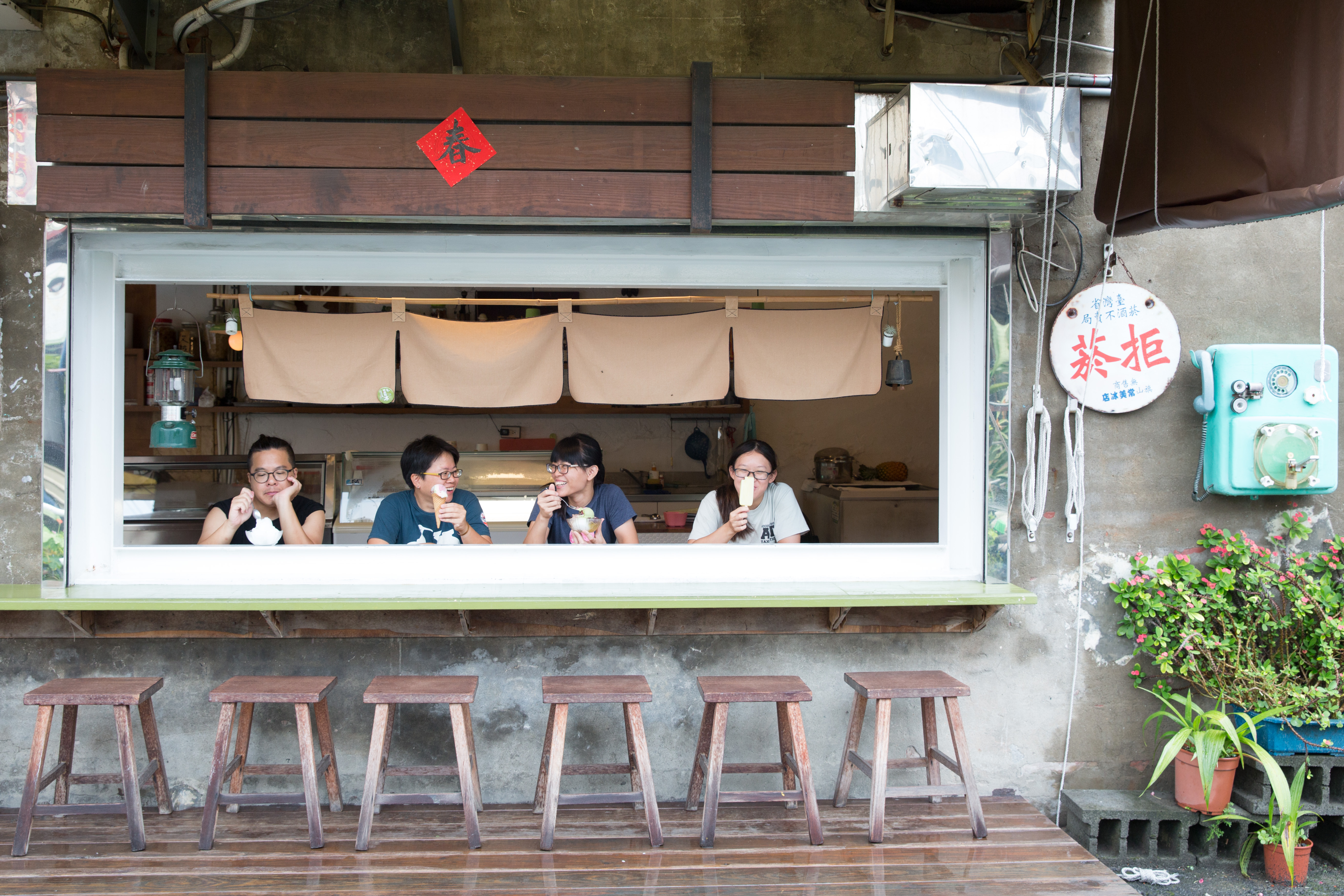 「常美冰店」側面有一座開放式的用餐區，是拍照、打卡、搶讚的理想場景。