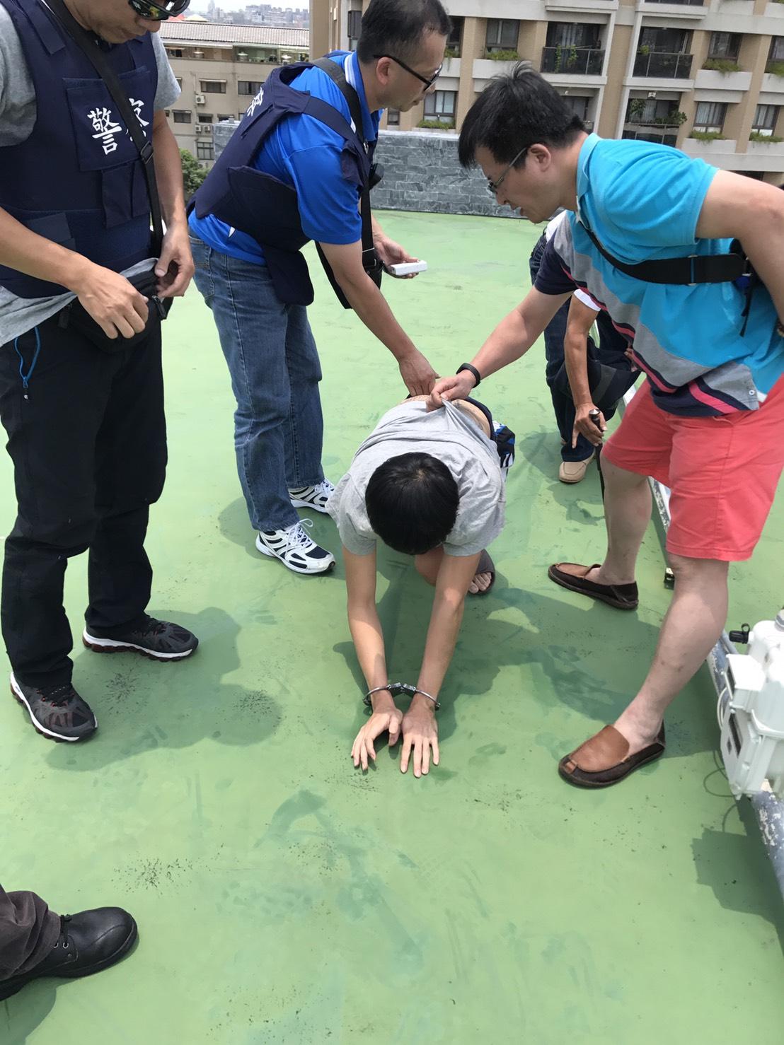 陳嫌企圖逃往屋頂,還是躲不過警方法眼追緝。