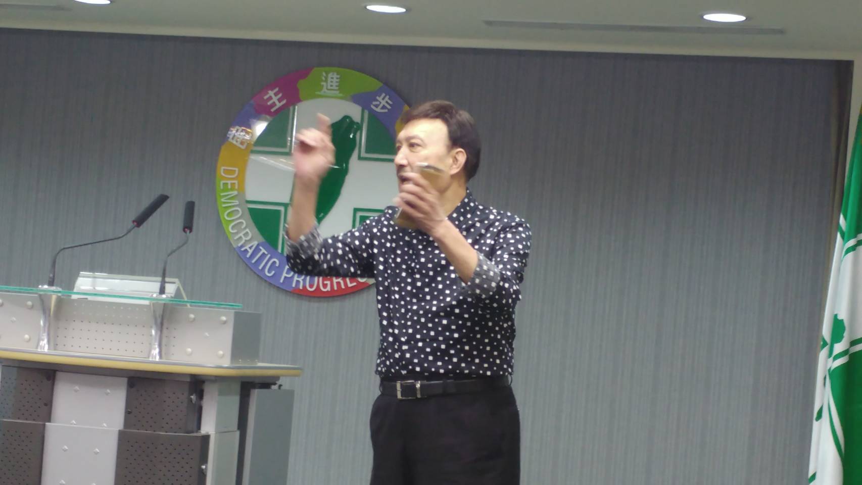 余天過去曾唱過一首「我需要安慰」也被列入禁歌。