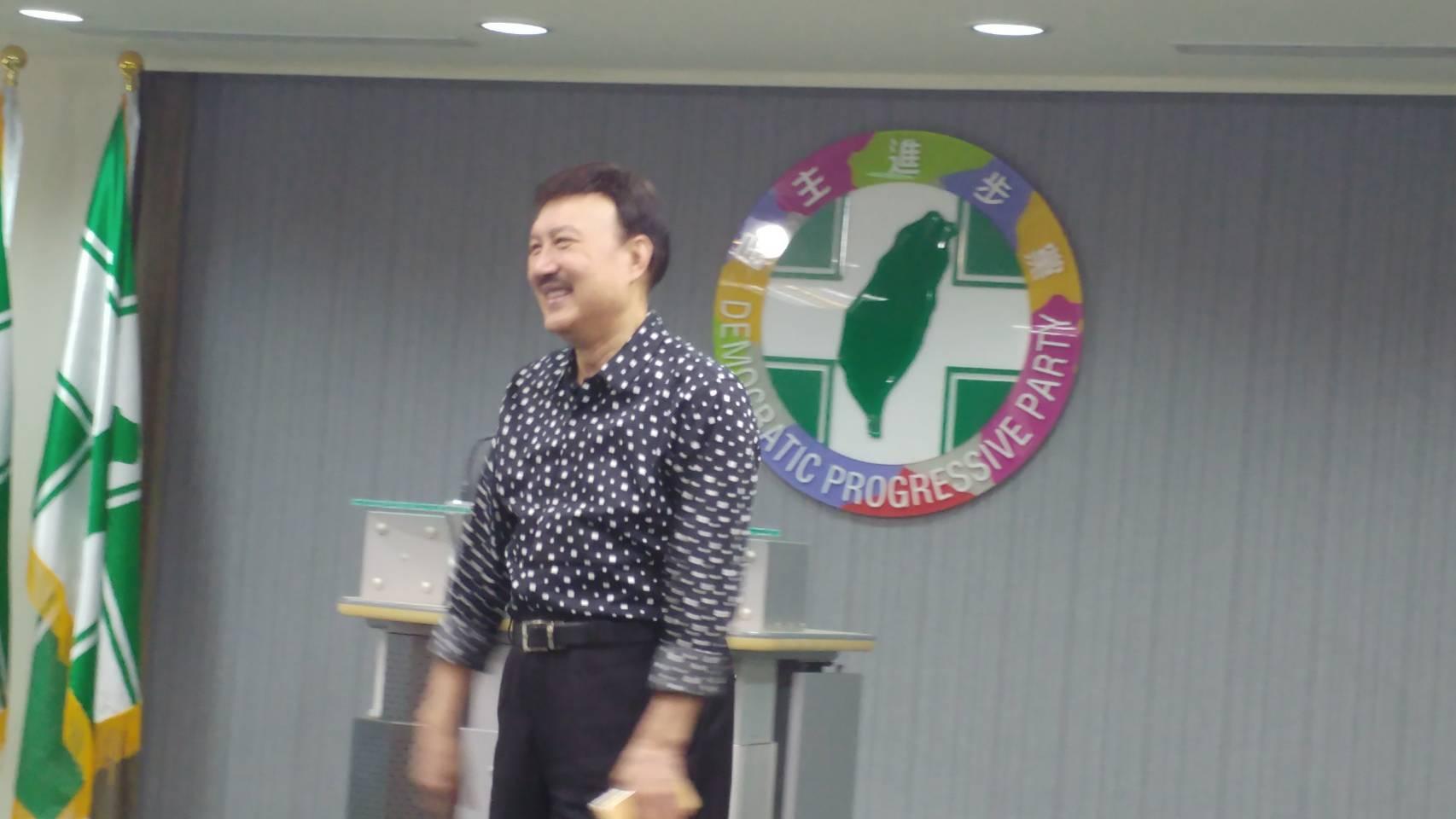 余天被關到看守所1個禮拜，妻子李亞萍當時還只是他的女友，就住在看守所對面，天天跟他隔窗遙望。