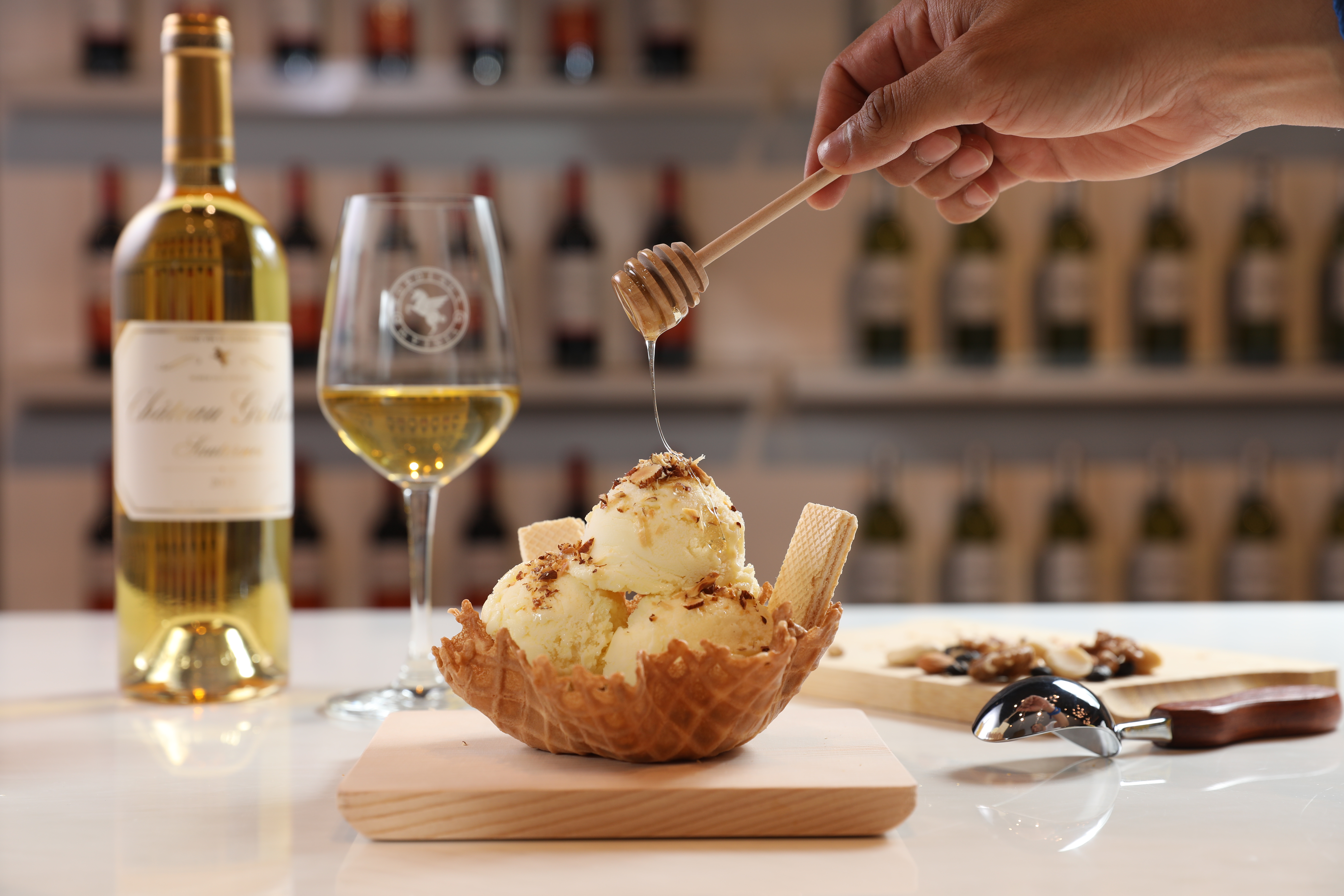 葡萄酒遇上冰淇淋，在舌尖融化出妙不可喻的甜美滋味。