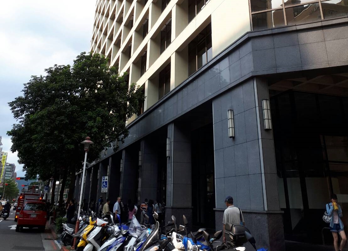 中央社冷氣機房起火，所幸消防局迅速控制火勢，無人傷亡。