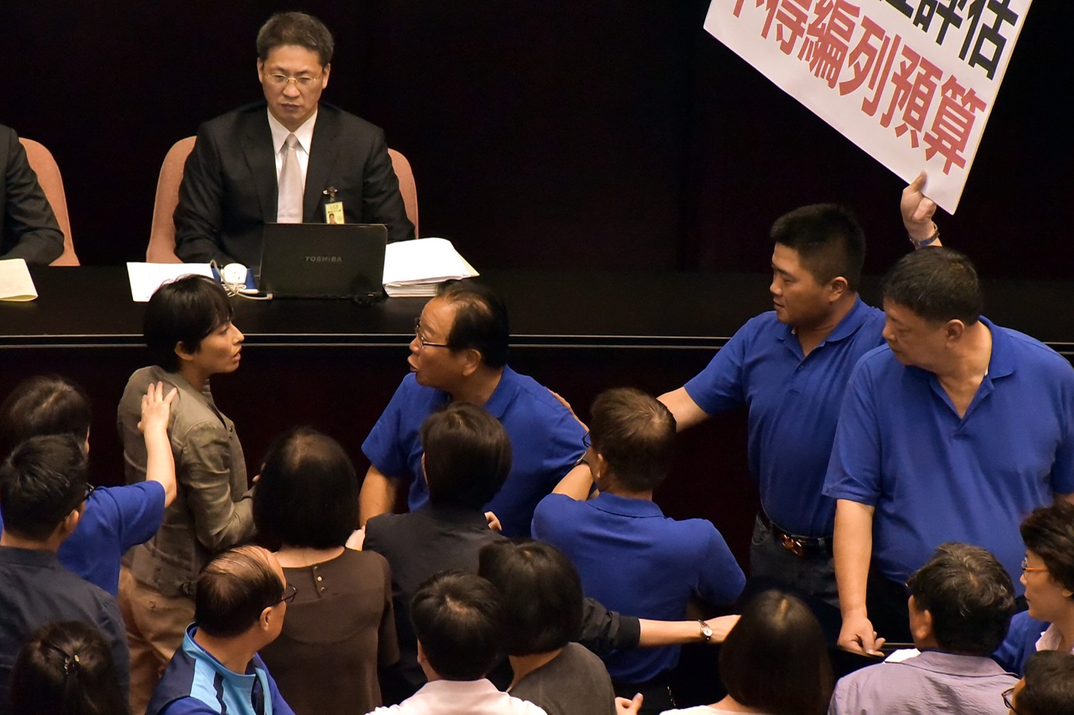 藍綠開打!不滿藍委占領發言台,綠上前推擠,邱議瑩被掐頸、呼巴掌。(圖:國民黨團總召林德福辦公室提供)