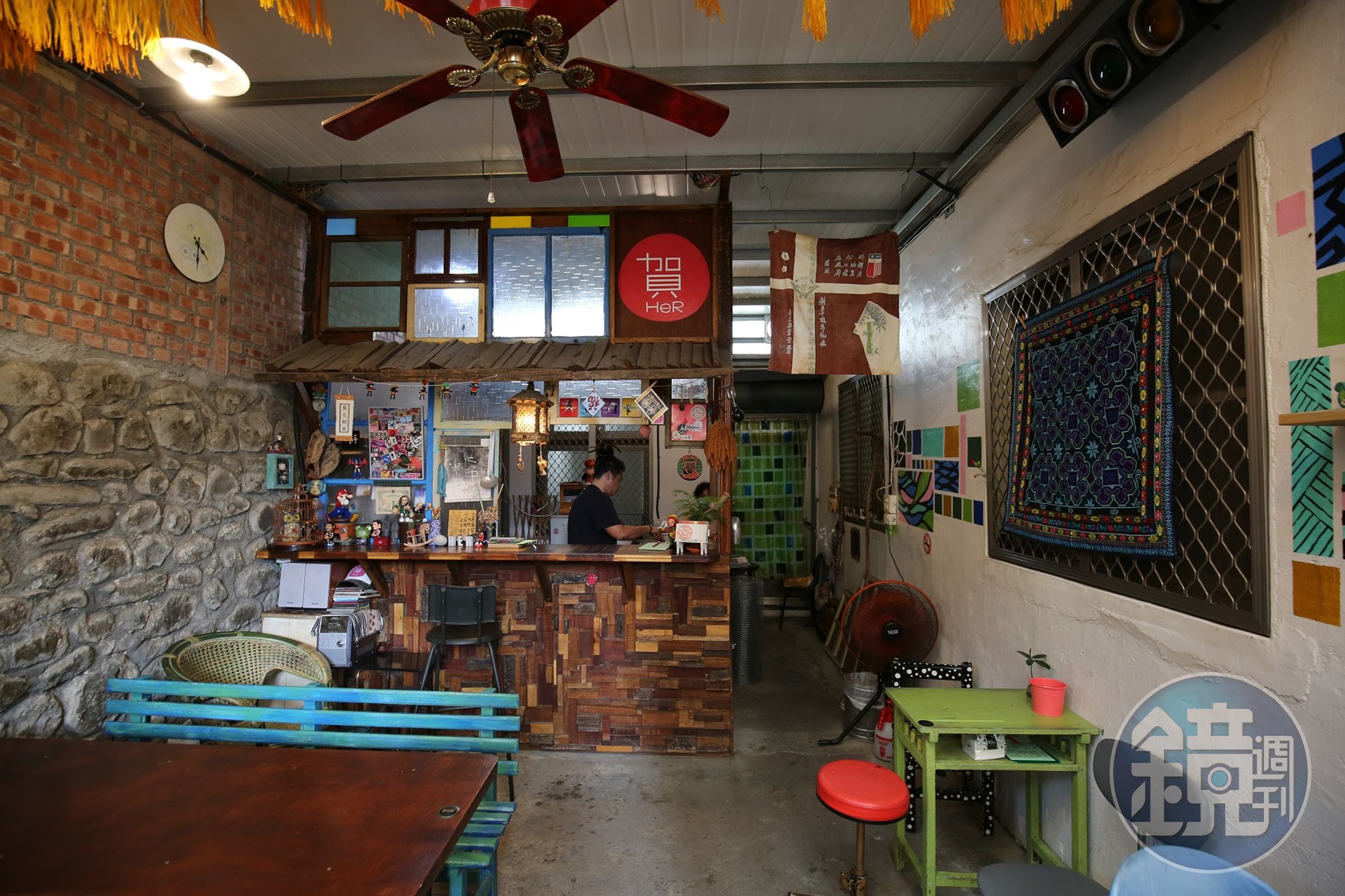 沿著老牆，小胖自己搭出店面和櫃檯。