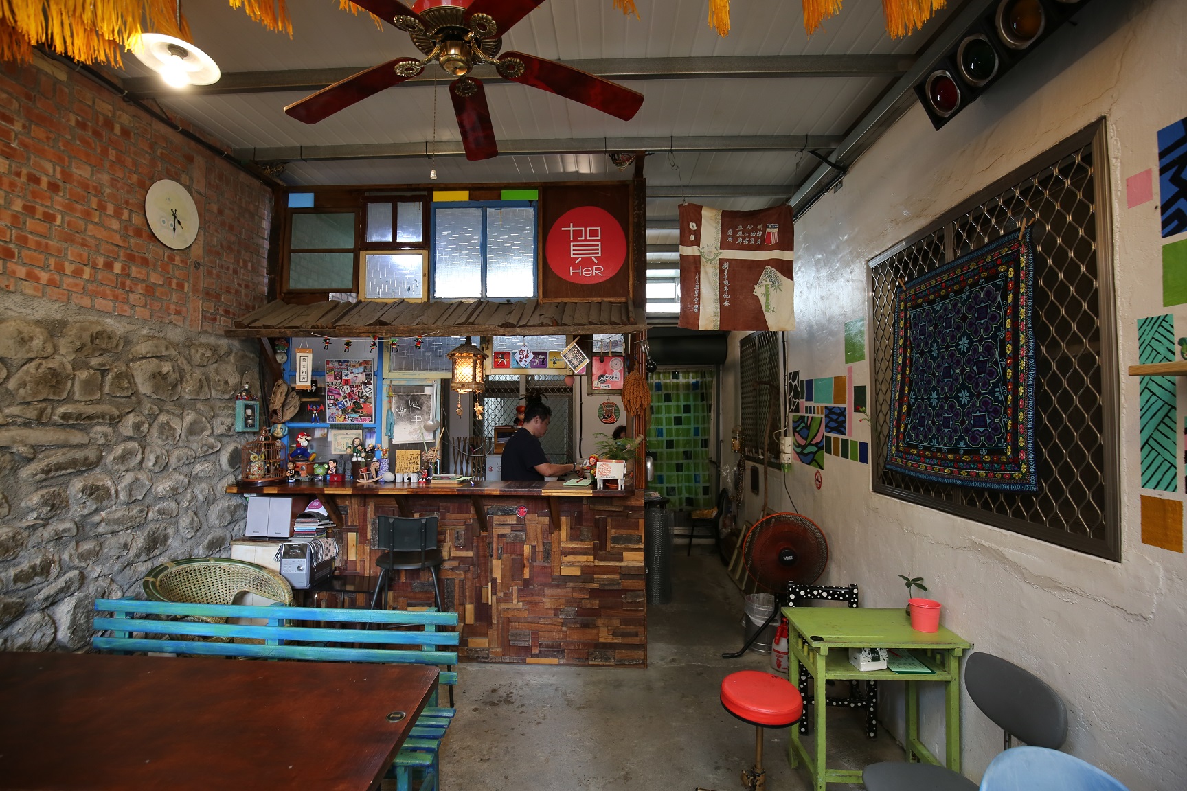 沿著老牆，小胖自己搭出店面和櫃檯。