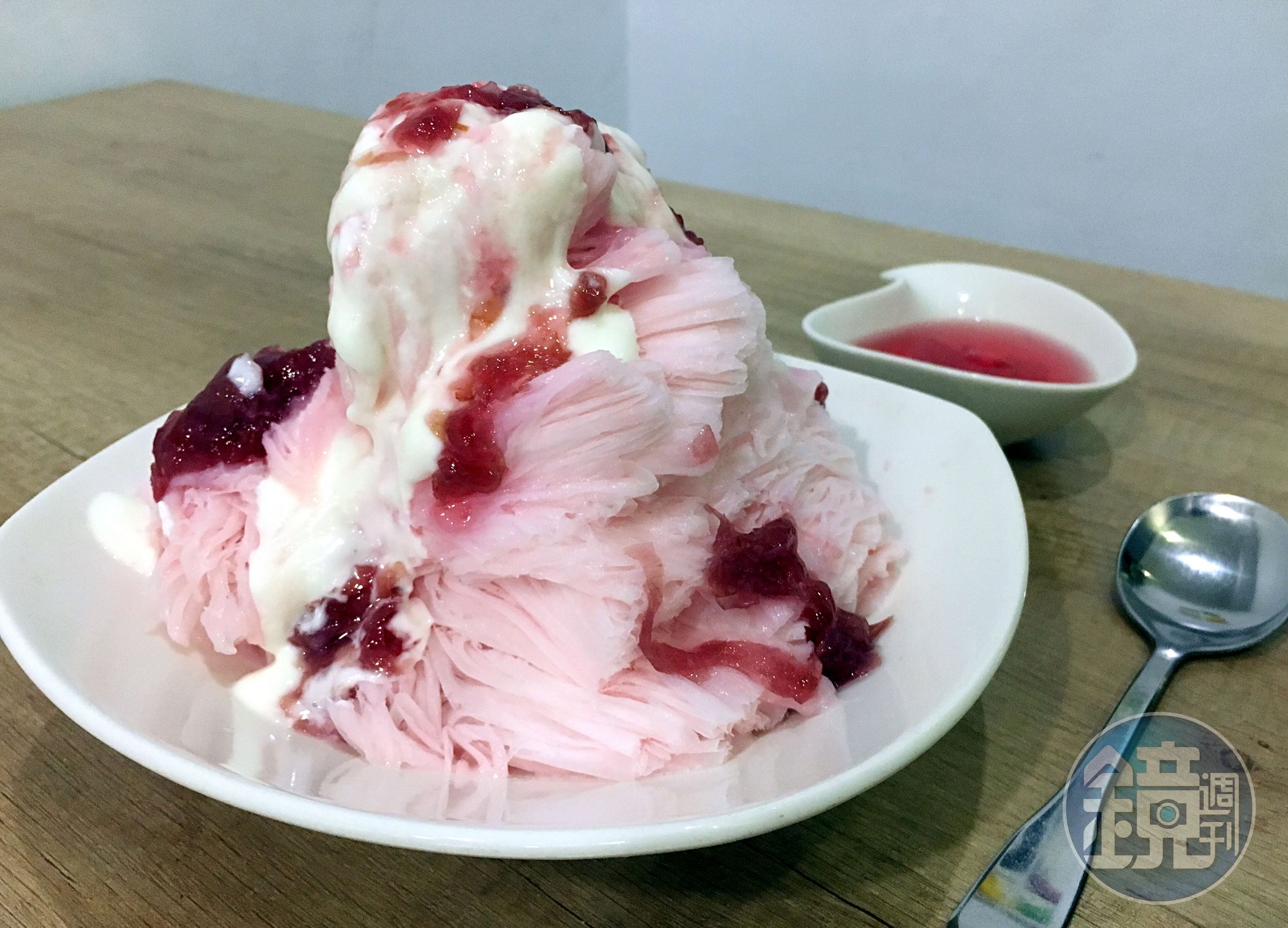 「吃情玫瑰雪冰」是「豆味兒」今夏新品，用有機玫瑰製成冰磚，搭配自製純乳優格，隨冰附上玫瑰果凍，吃完口齒留香。（100元／份）
