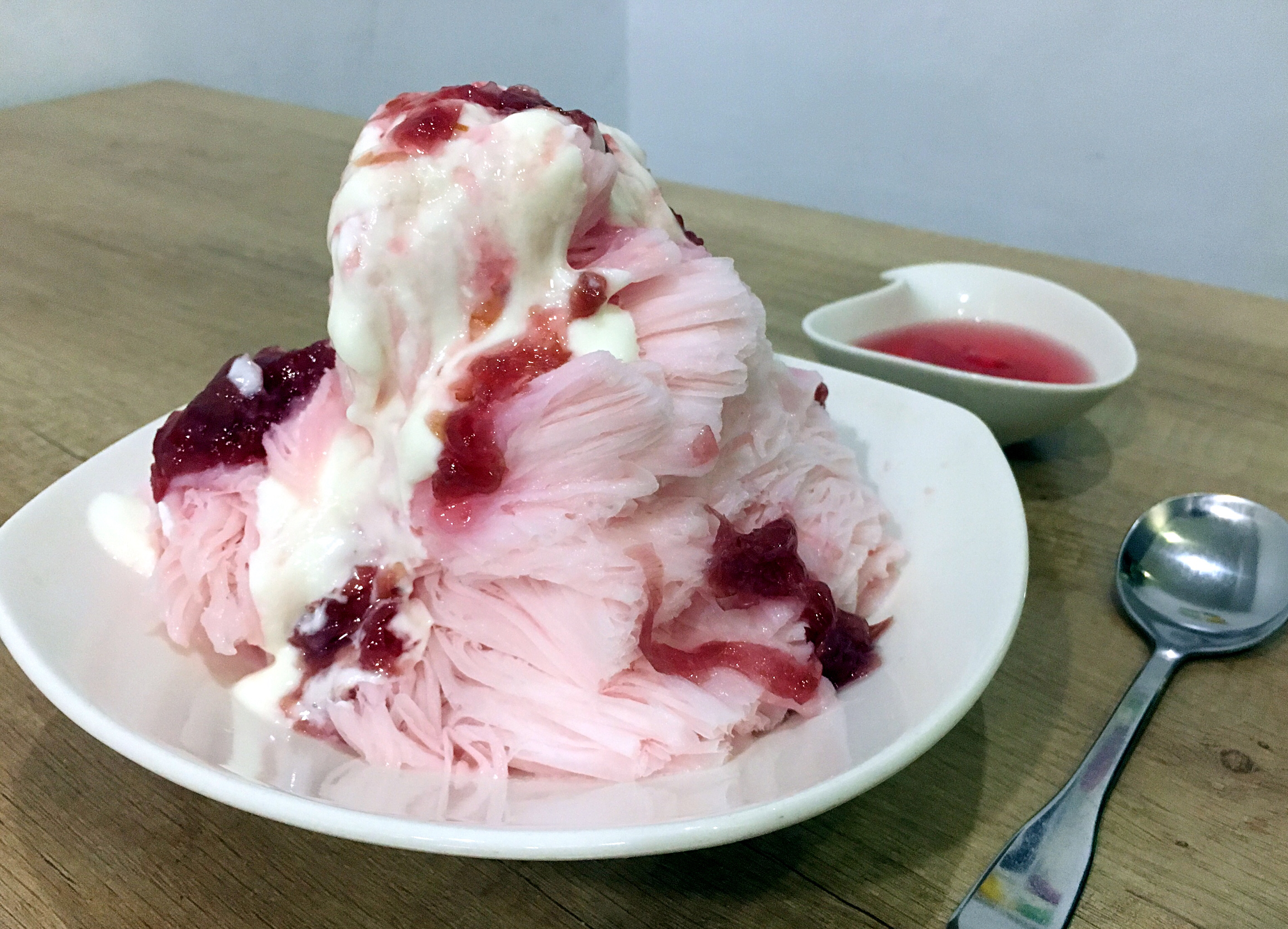 「吃情玫瑰雪冰」是「豆味兒」今夏新品，用有機玫瑰製成冰磚，搭配自製純乳優格，隨冰附上玫瑰果凍，吃完口齒留香。（100元／份）