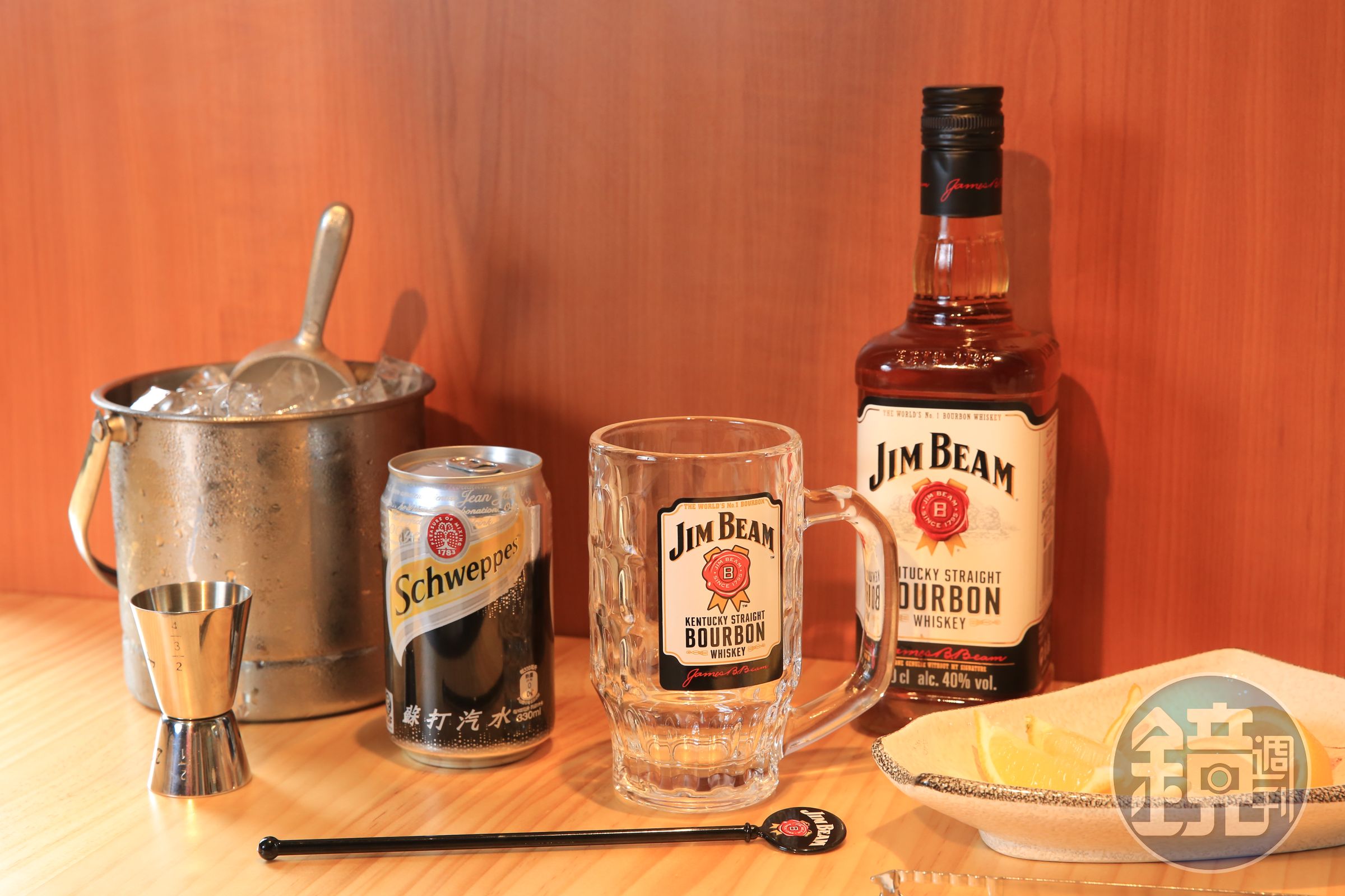 準備材料有：1個冰過的啤酒杯、1瓶威士忌、1瓶蘇打水、適量冰塊、切塊檸檬角和攪拌棒。